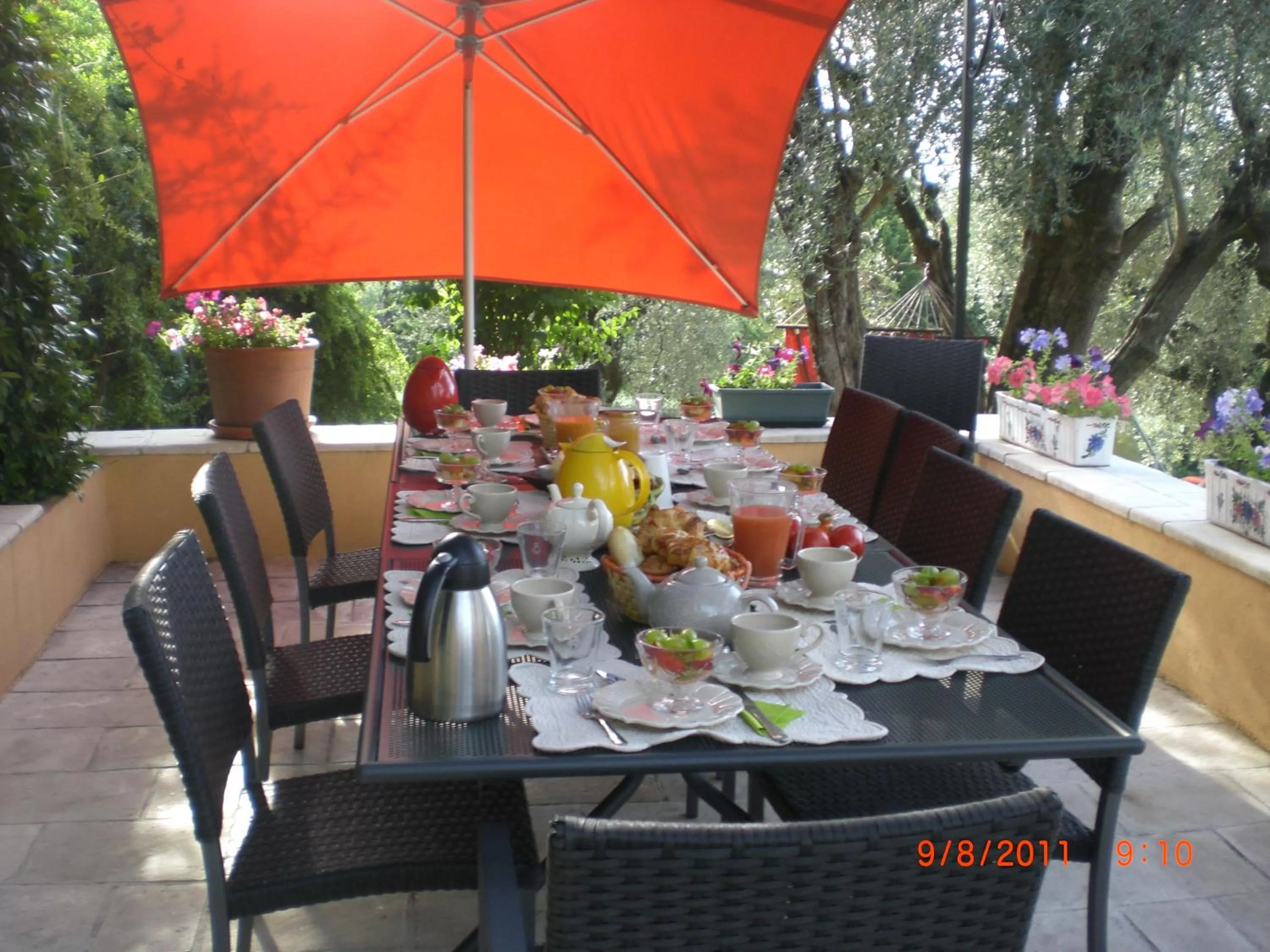 Continental breakfast in Mas Du Roc Bed & Breakfast