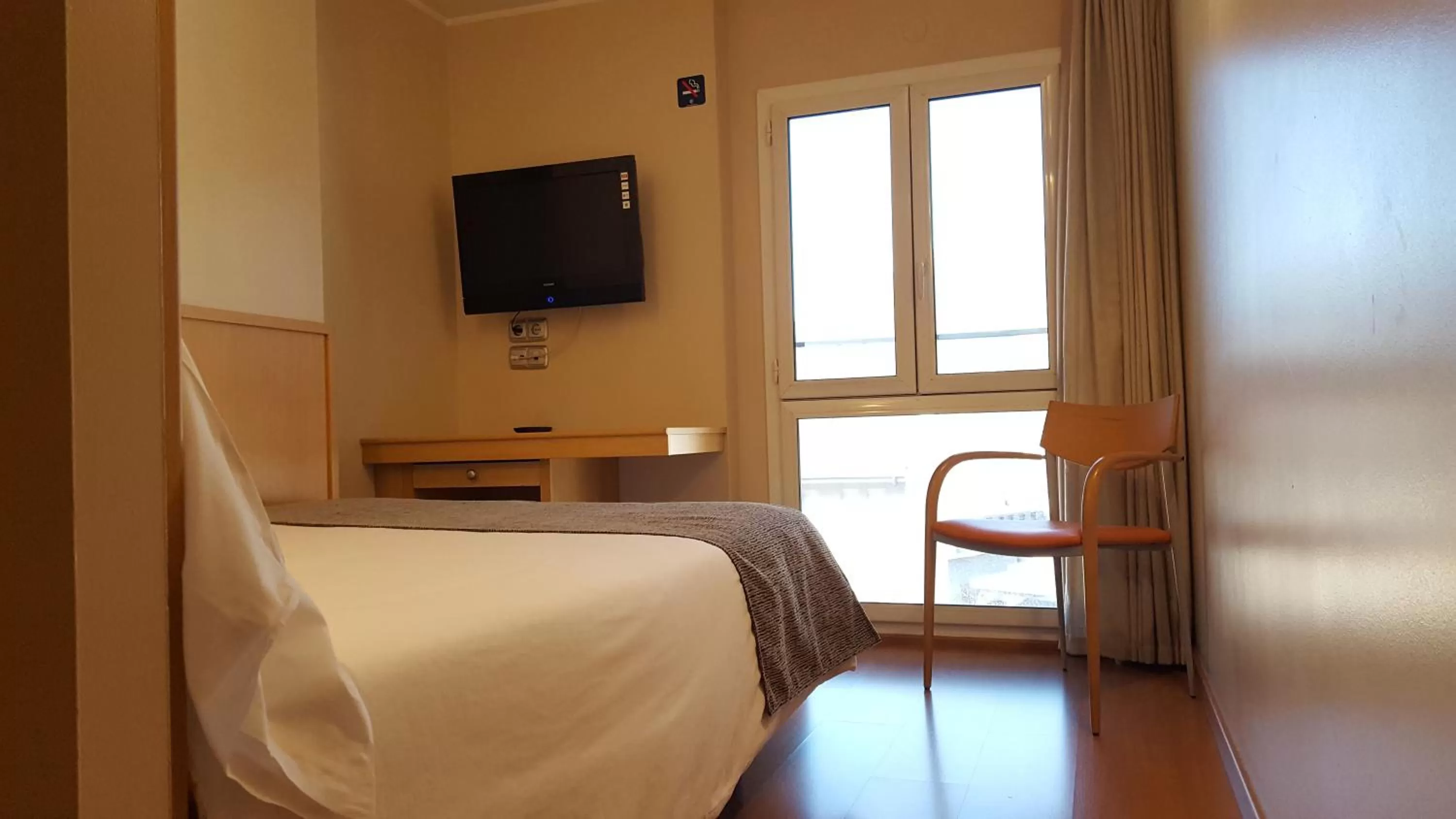 Photo of the whole room, Bed in Espel