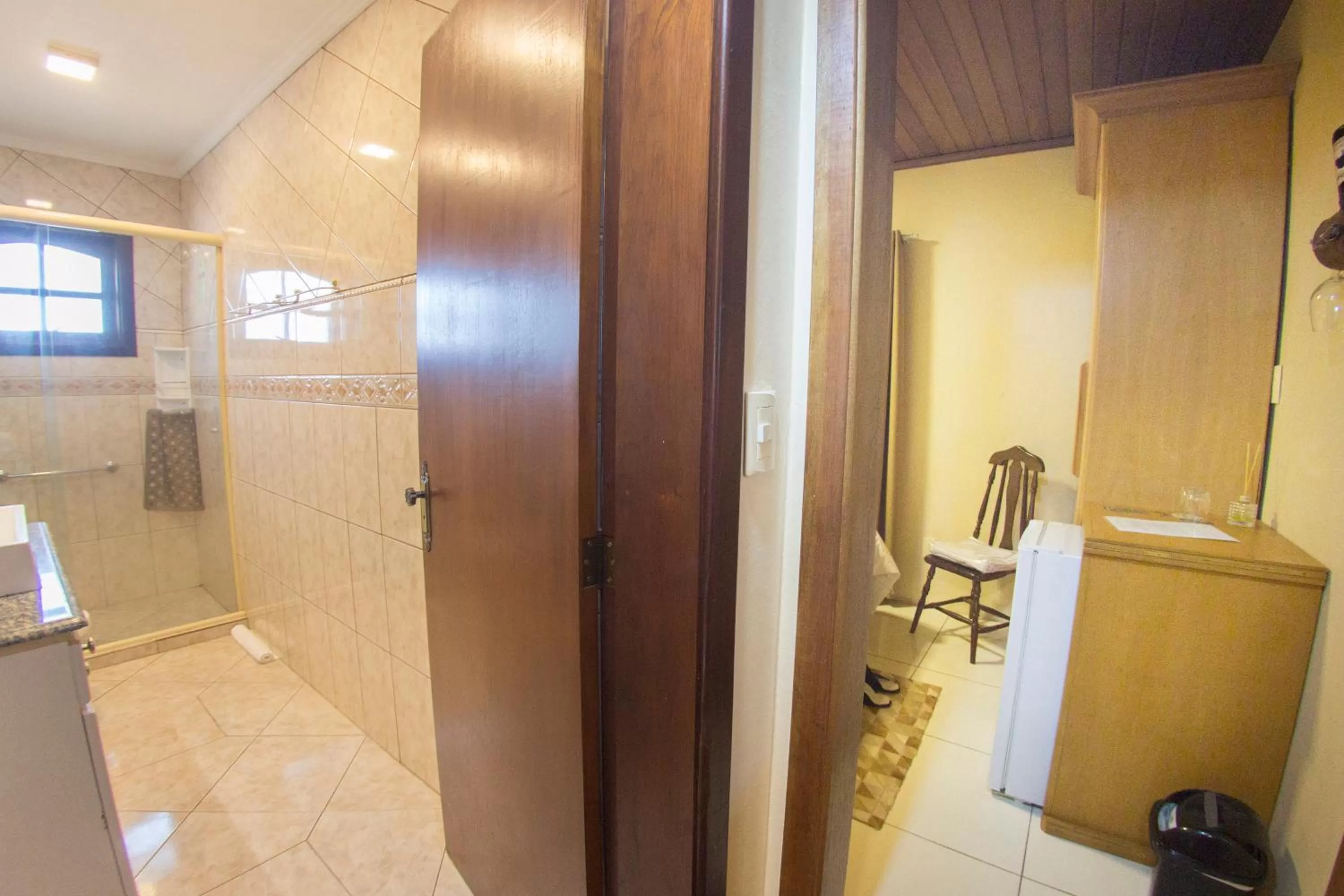 Bathroom in Pousada Green House by Conrado Vitali