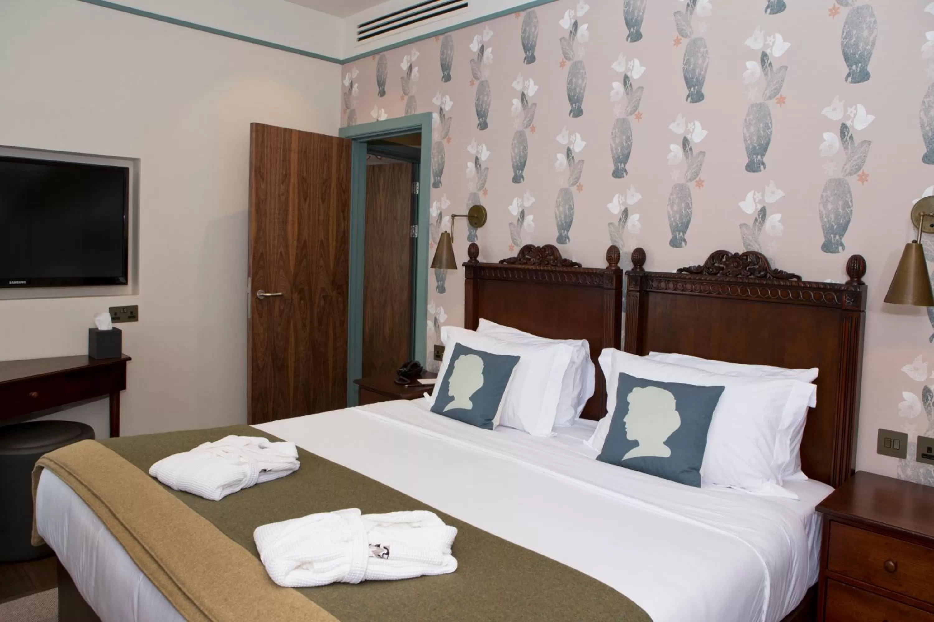 Bedroom, Bed in Morton Hotel