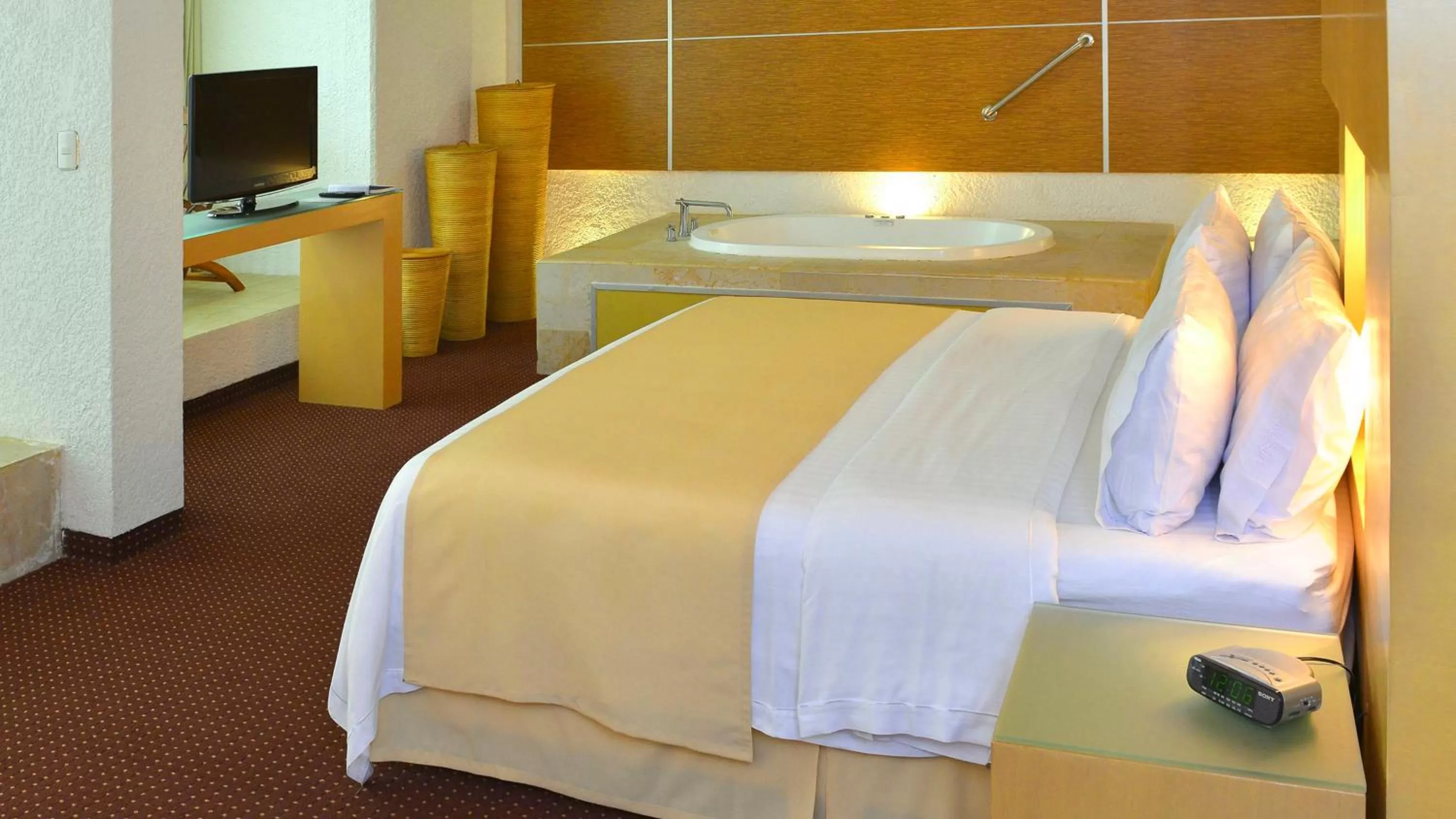 Photo of the whole room, Bed in Holiday Inn Morelia by IHG