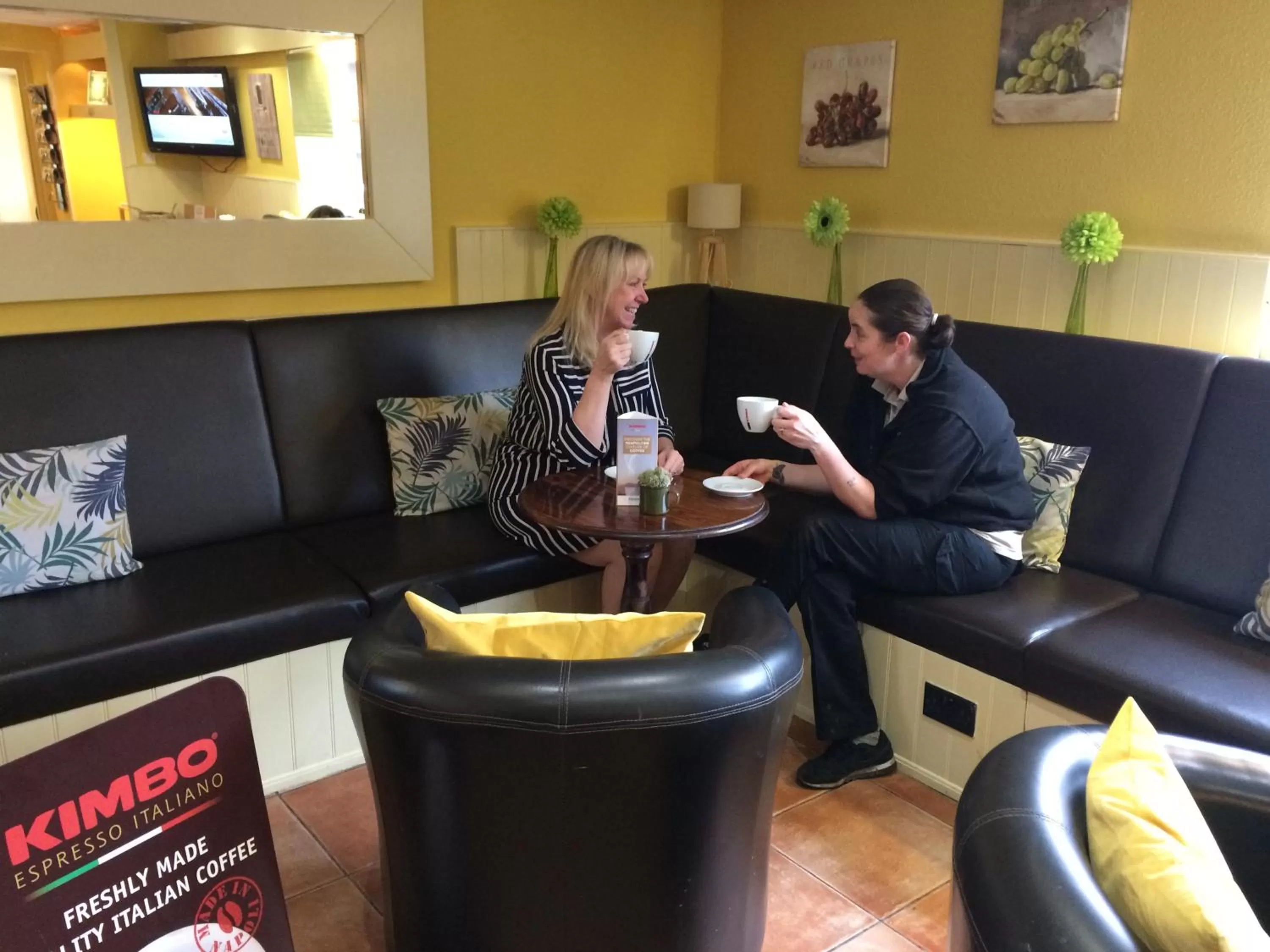 Lounge or bar in Campanile Hotel Wakefield