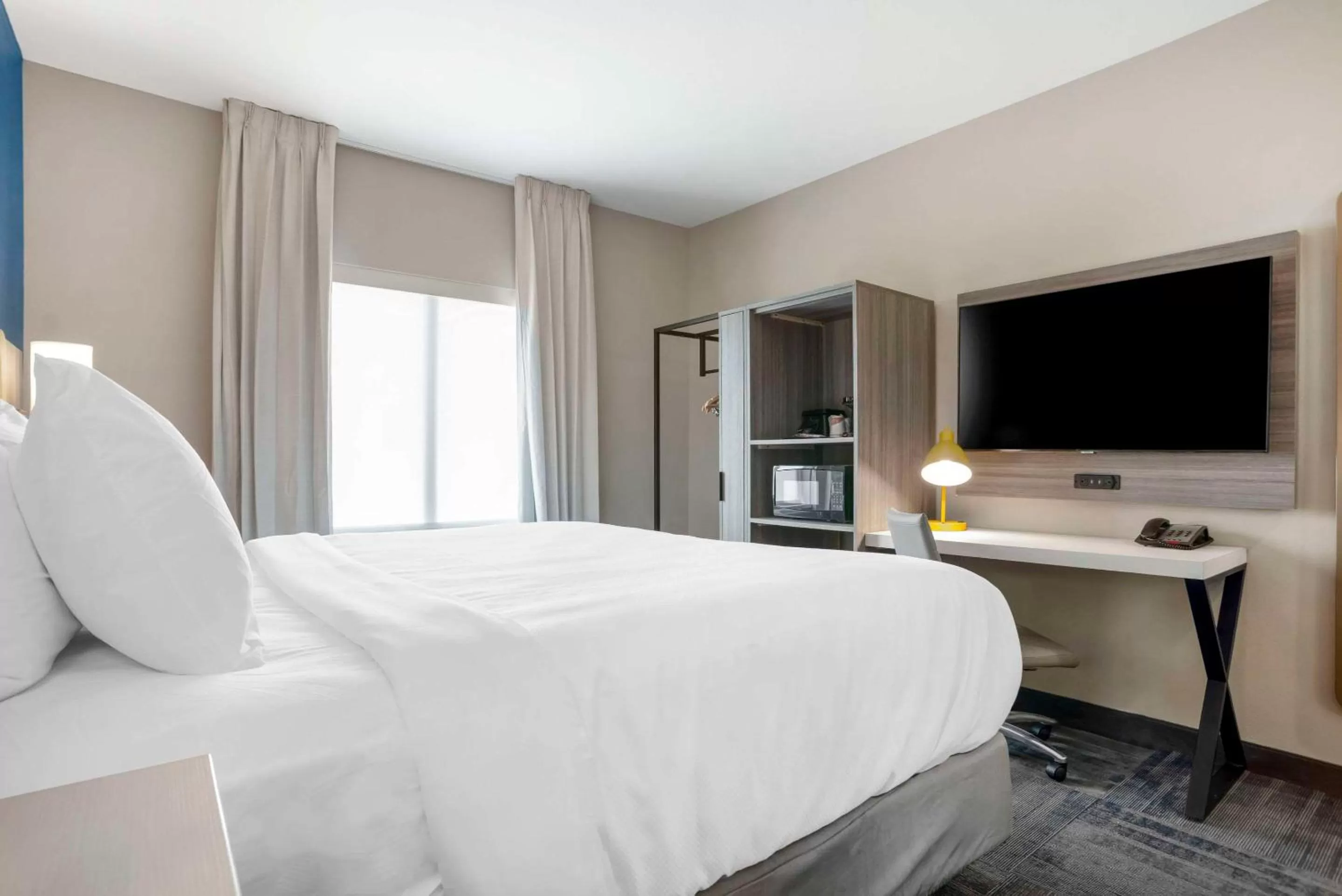 Bedroom, Bed in Comfort Inn & Suites Destin near Henderson Beach