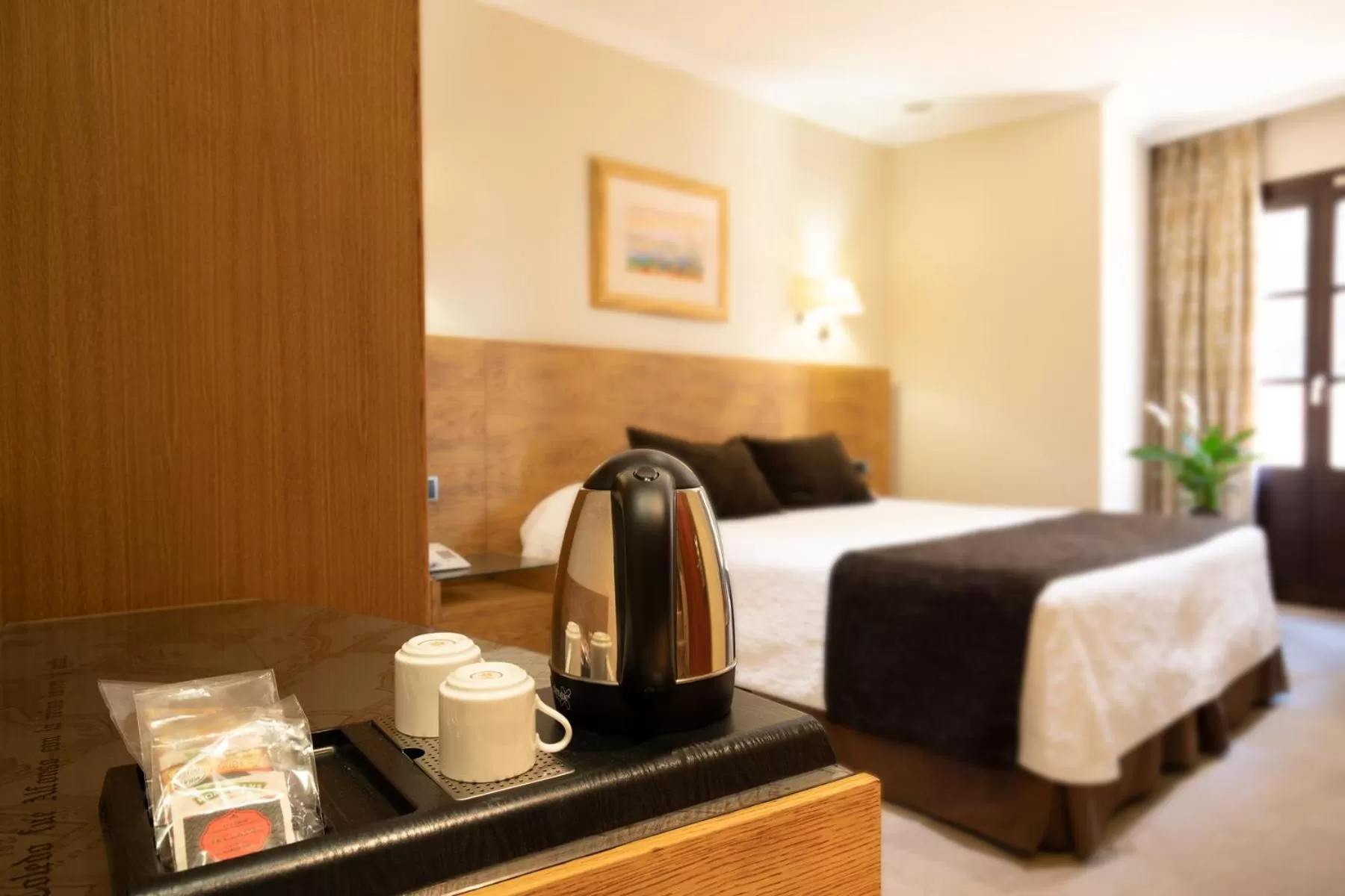 Coffee/tea facilities, Bed in Hotel San Juan de los Reyes