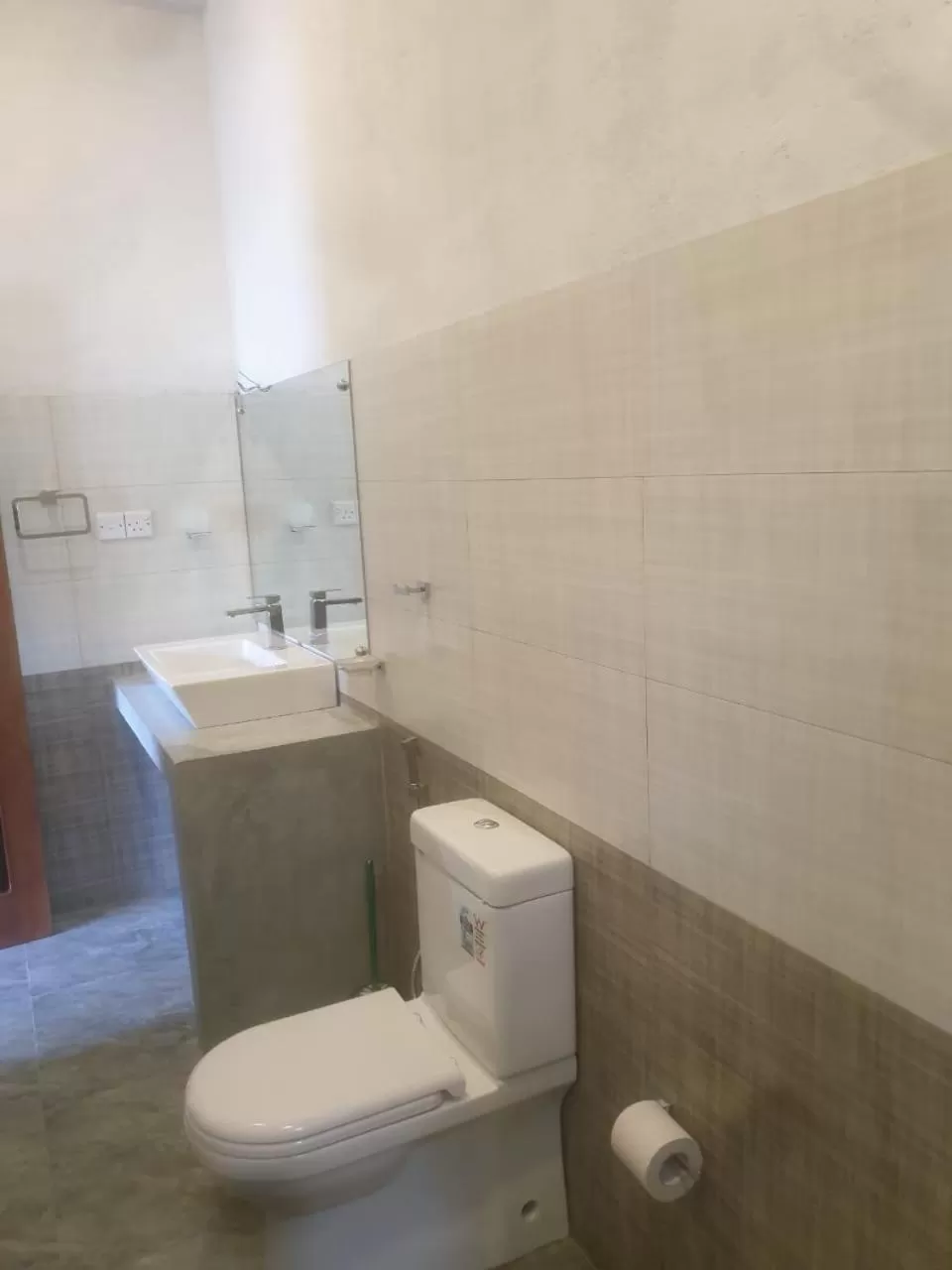 Shower in Raveena Guest House