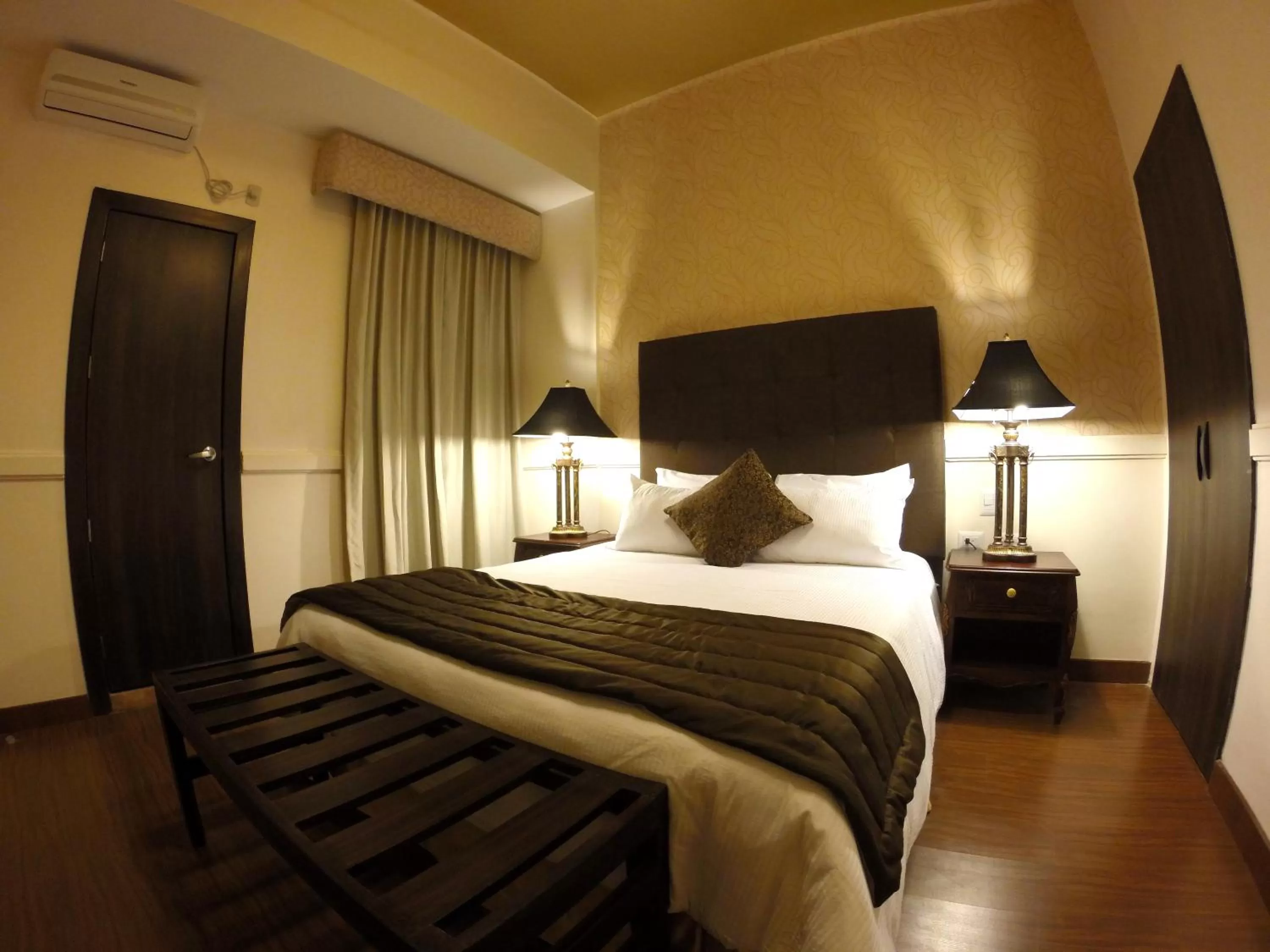 Photo of the whole room, Bed in Presidente Boutique