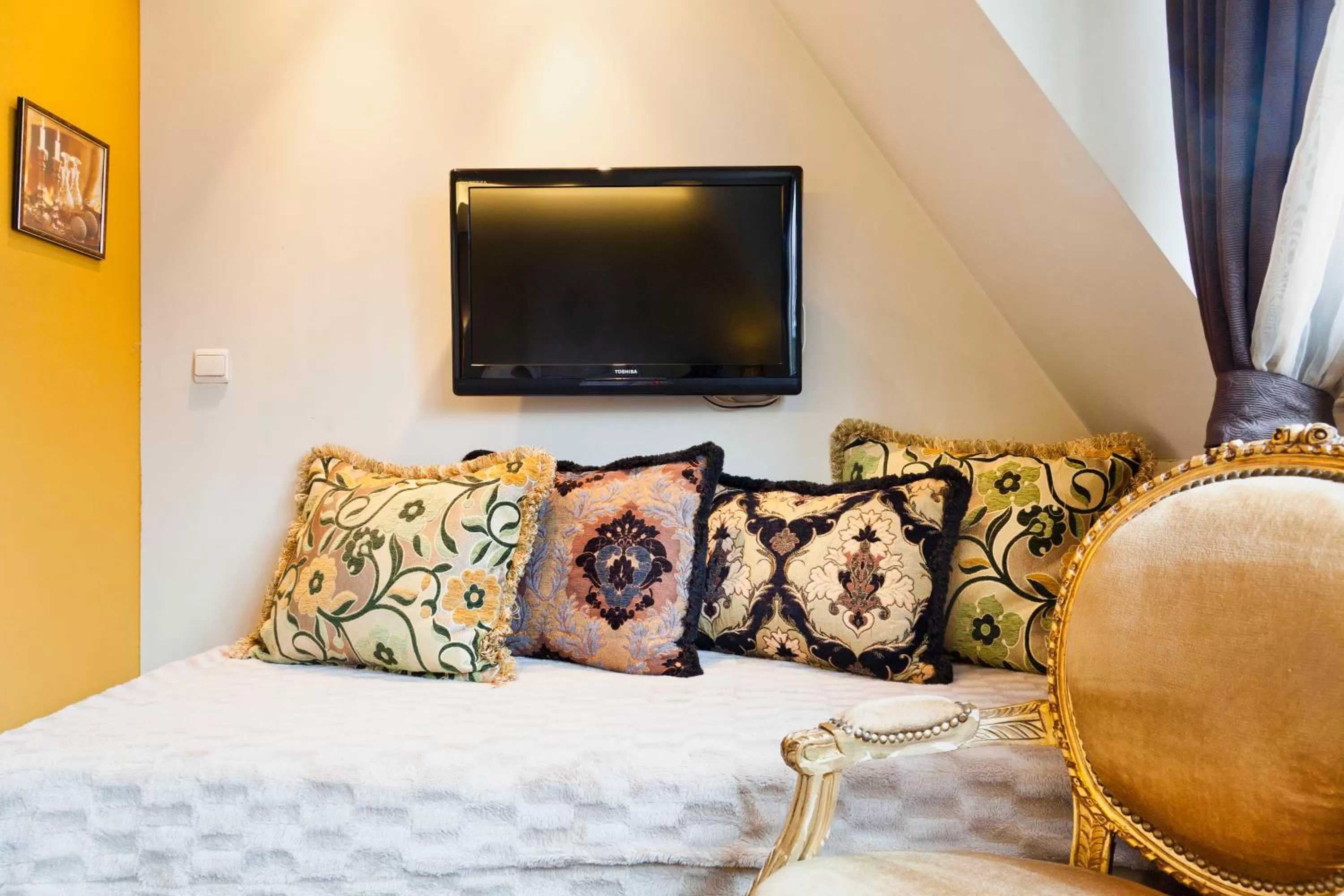 Seating area in Hotel Diamonds and Pearls