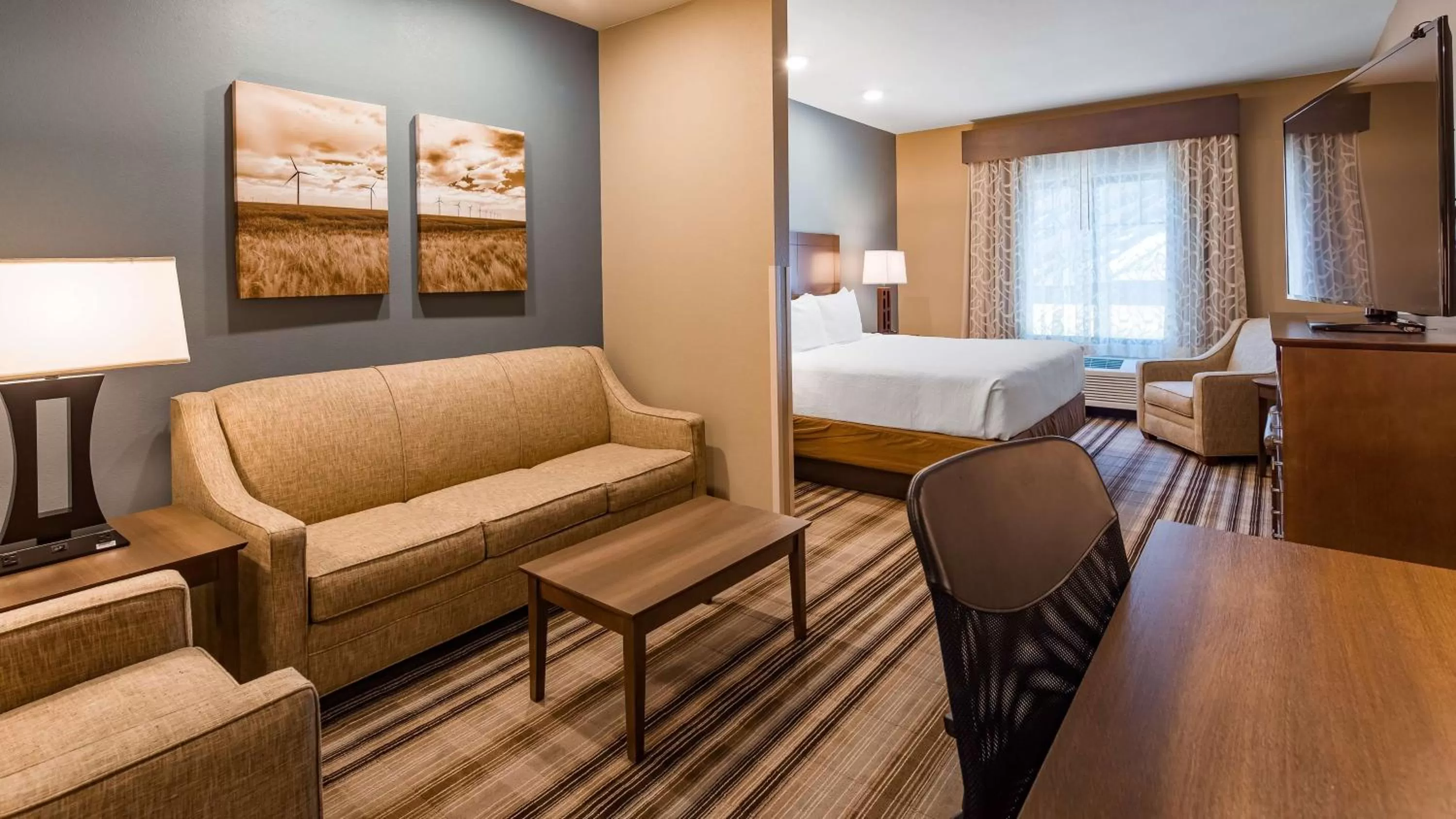 Bedroom, Bed in Best Western Plus Overland Inn