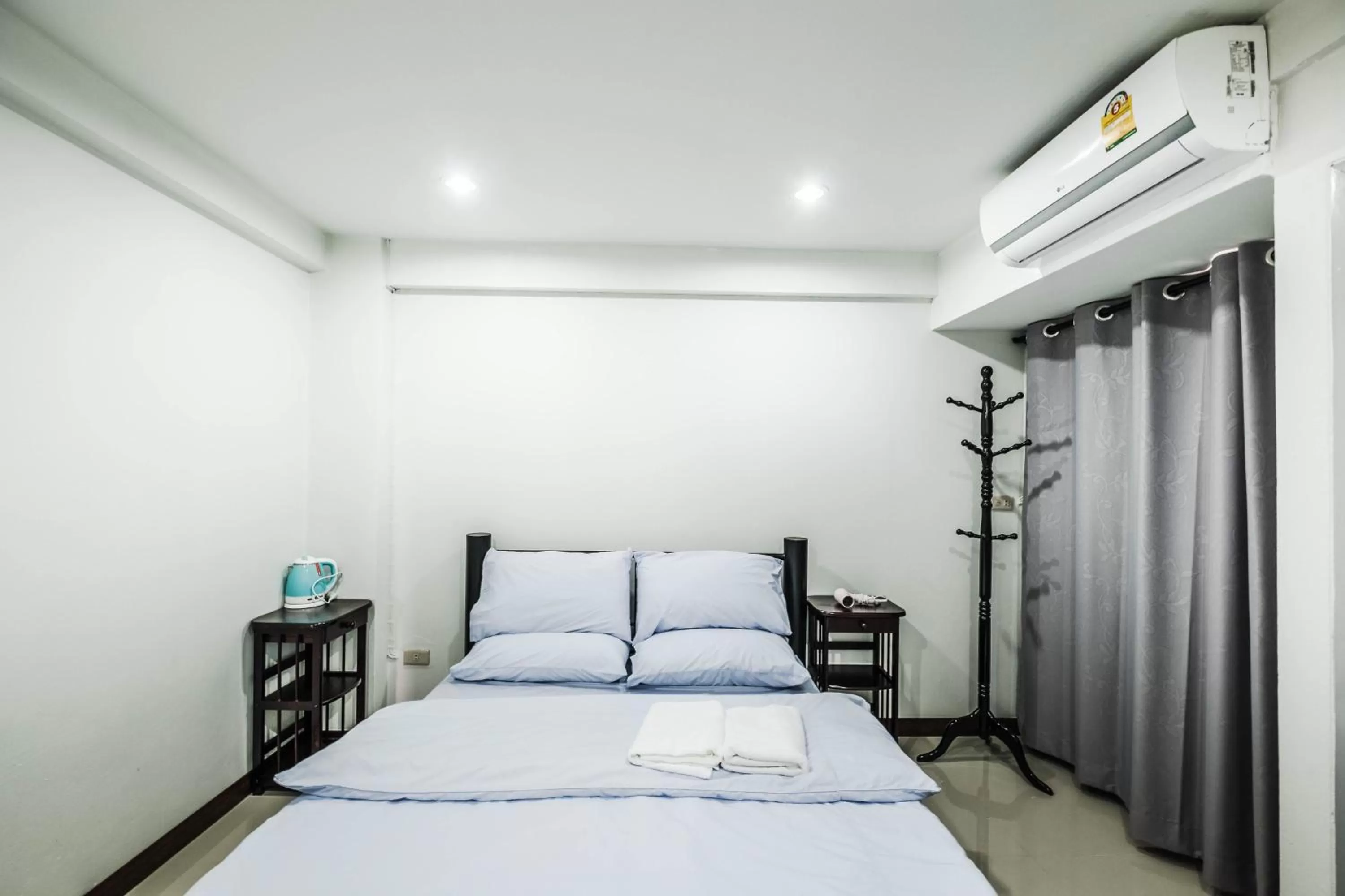 Photo of the whole room, Bed in Don Muang Hotel