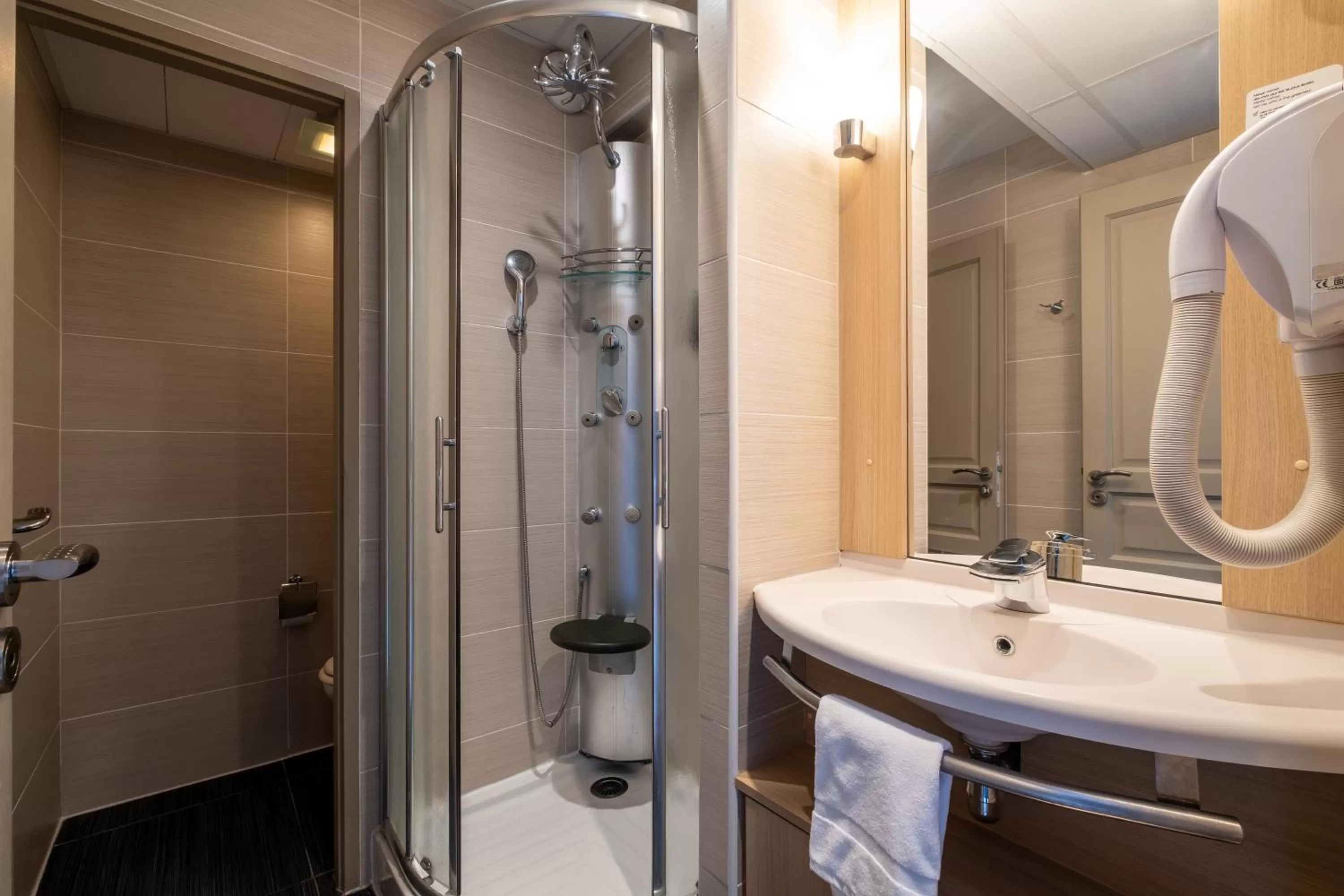 Bathroom in Clarion Aparthotel Toulouse Blagnac Airport