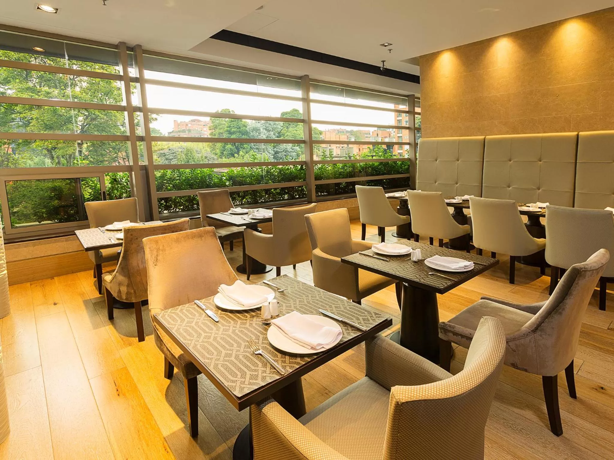 Restaurant/places to eat in EK Hotel By Preferred Hotels Group