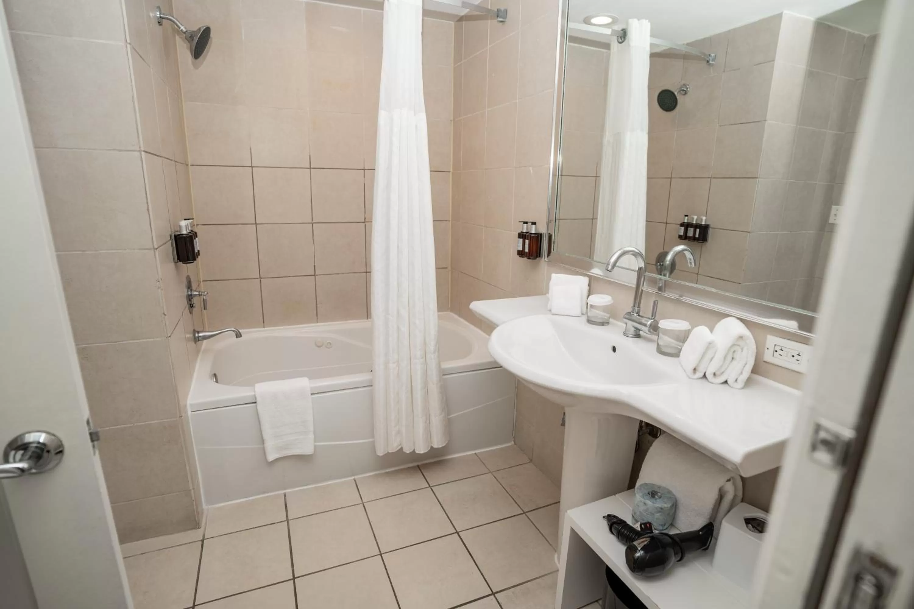 Shower in The Sagamore Hotel South Beach