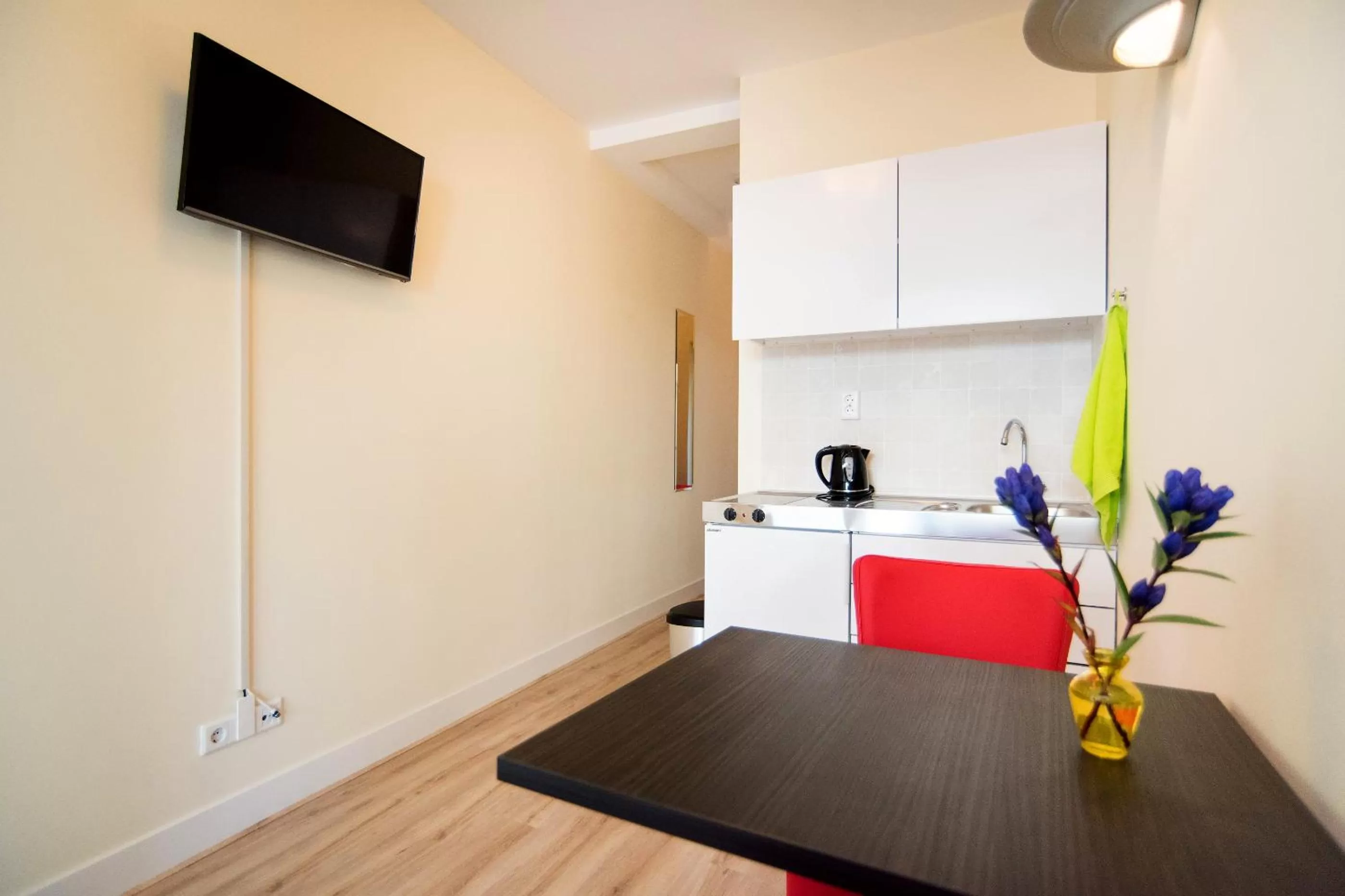 Kitchen/Kitchenette in Midtown Hotel Twin Studio