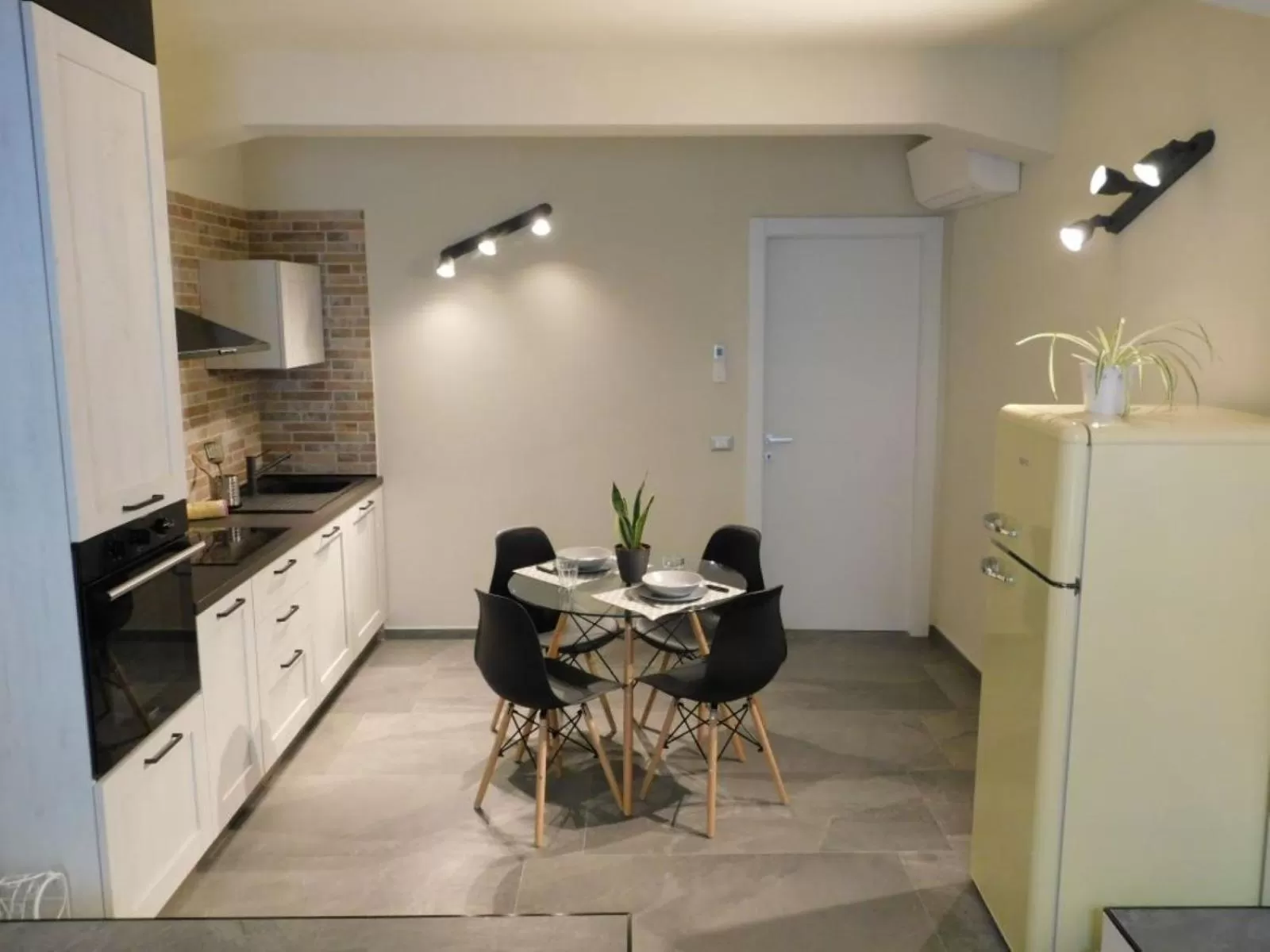 Kitchen or kitchenette in Piumaviola Beds & Apartments