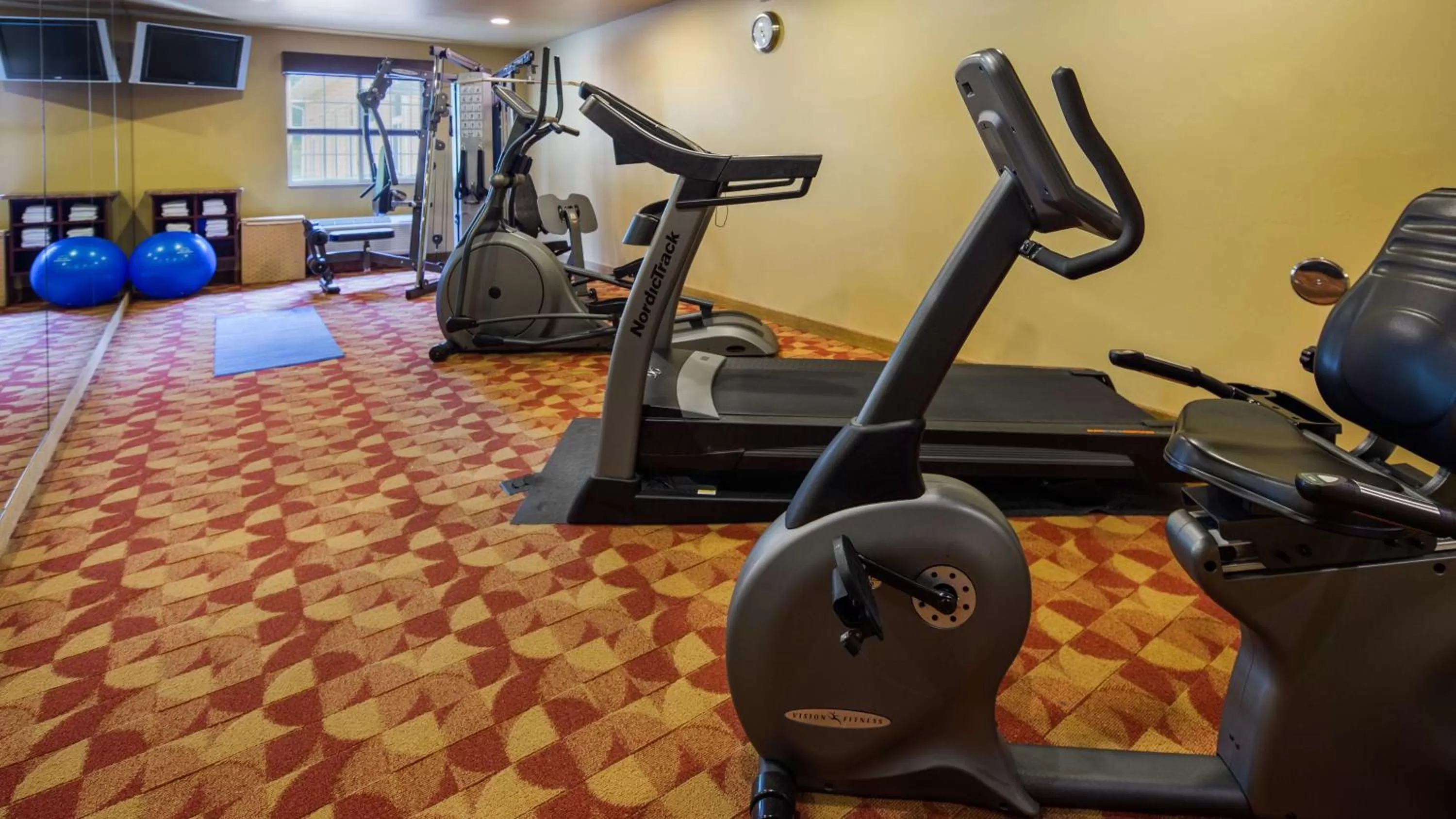Fitness centre/facilities in Crandon Inn & Suites