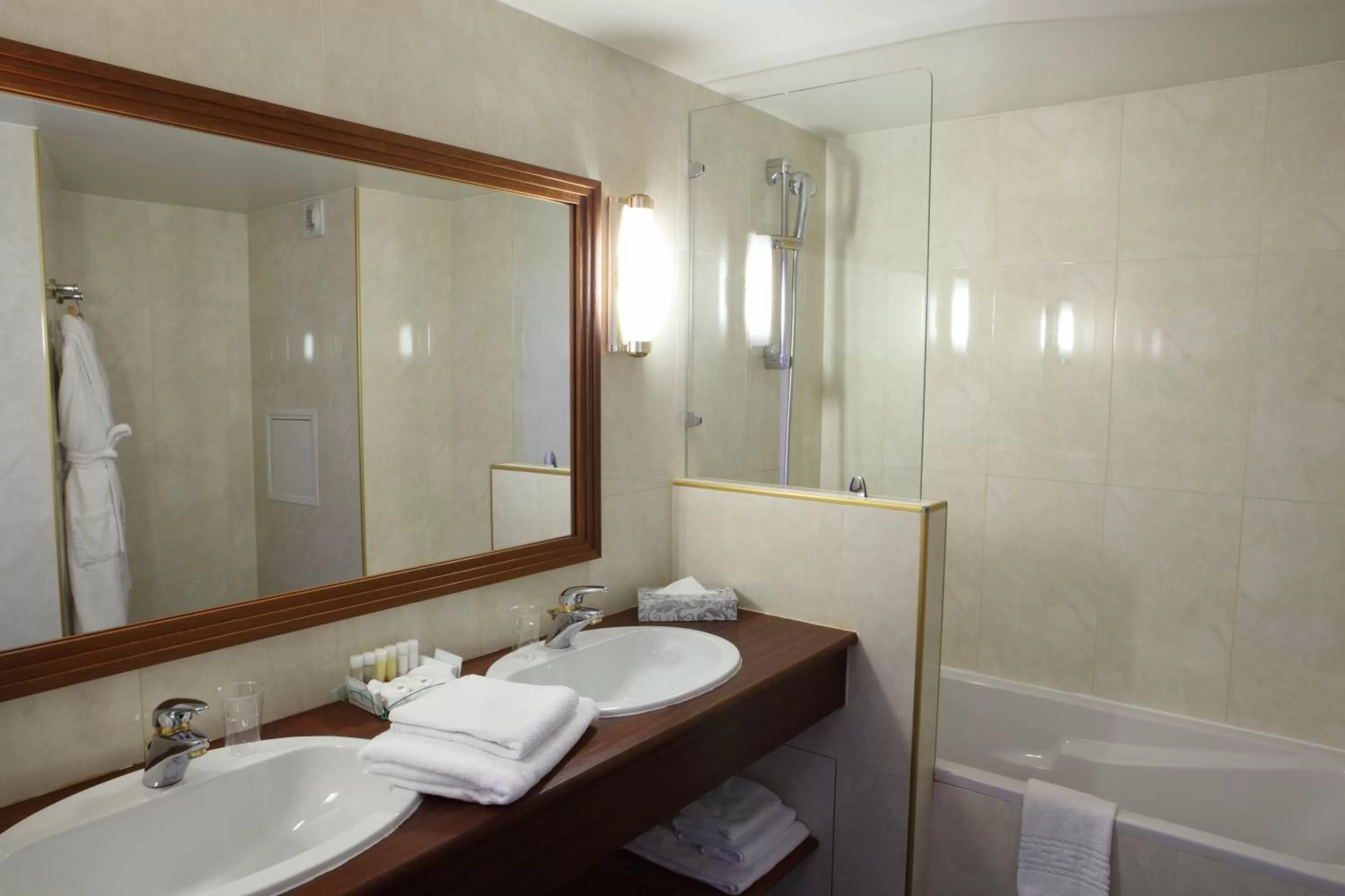 Bathroom in Amiral Hôtel