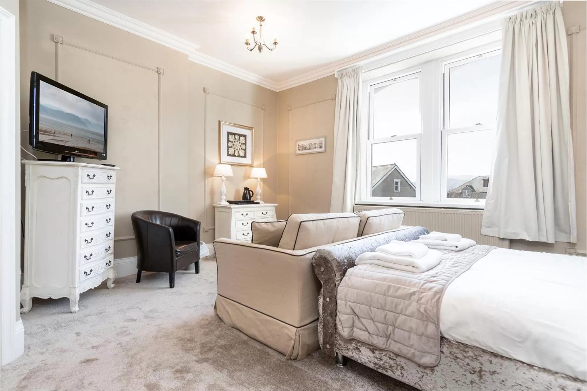 Photo of the whole room, Bed in Lansdowne House with Private Car Park