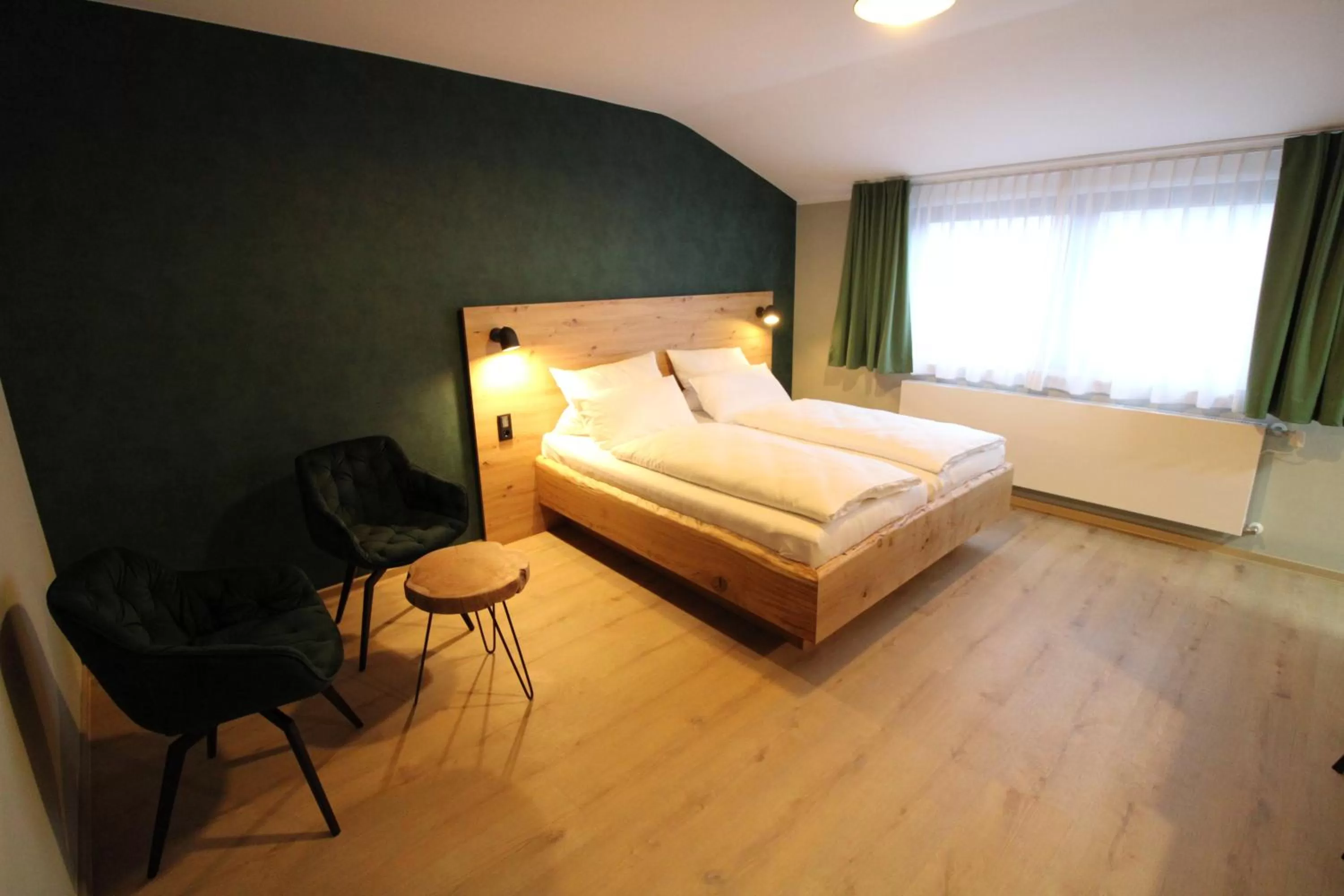 Bed in DER Hirsch Hotel