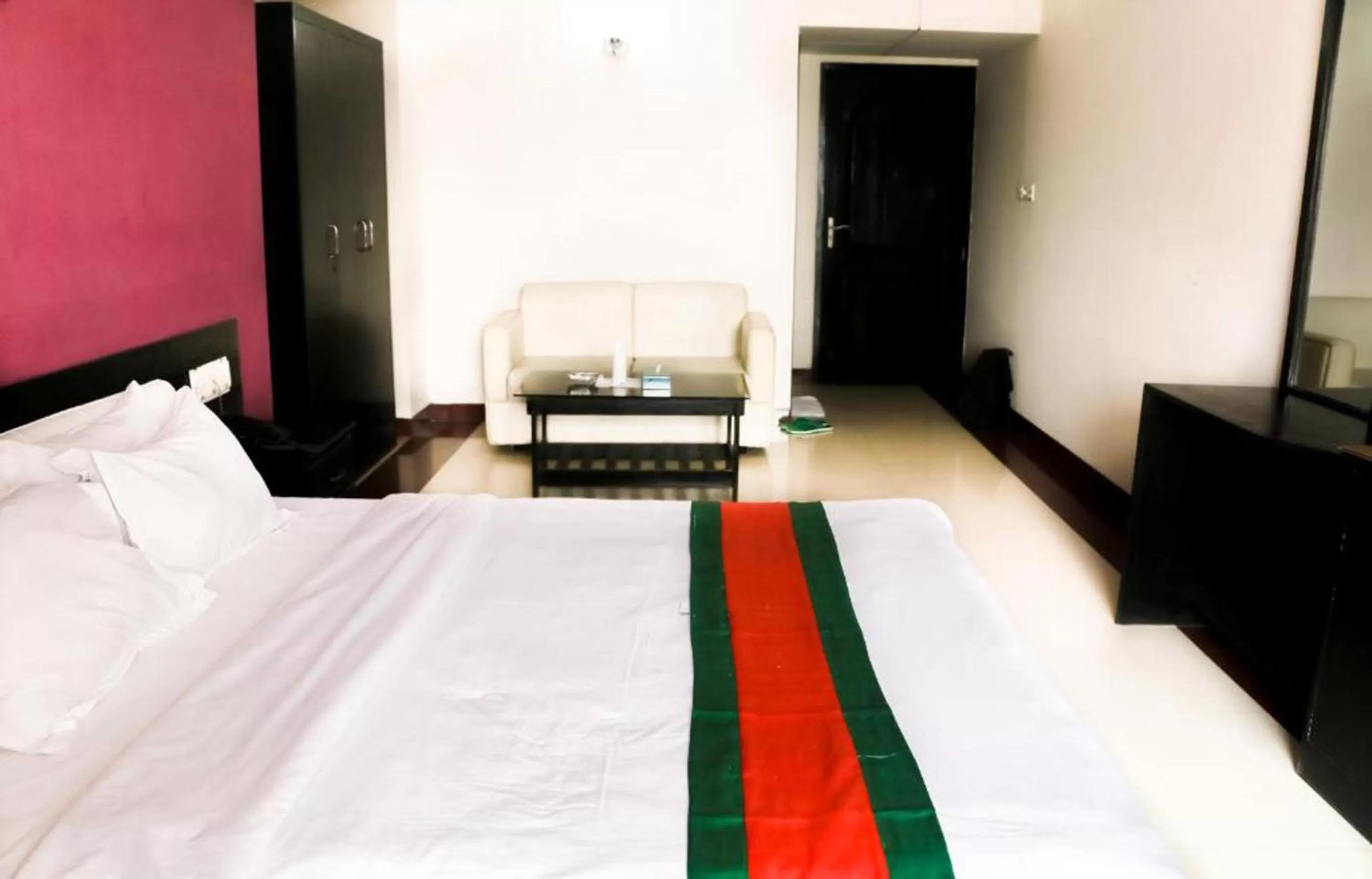Photo of the whole room, Bed in Central Inn Dhaka City Centre