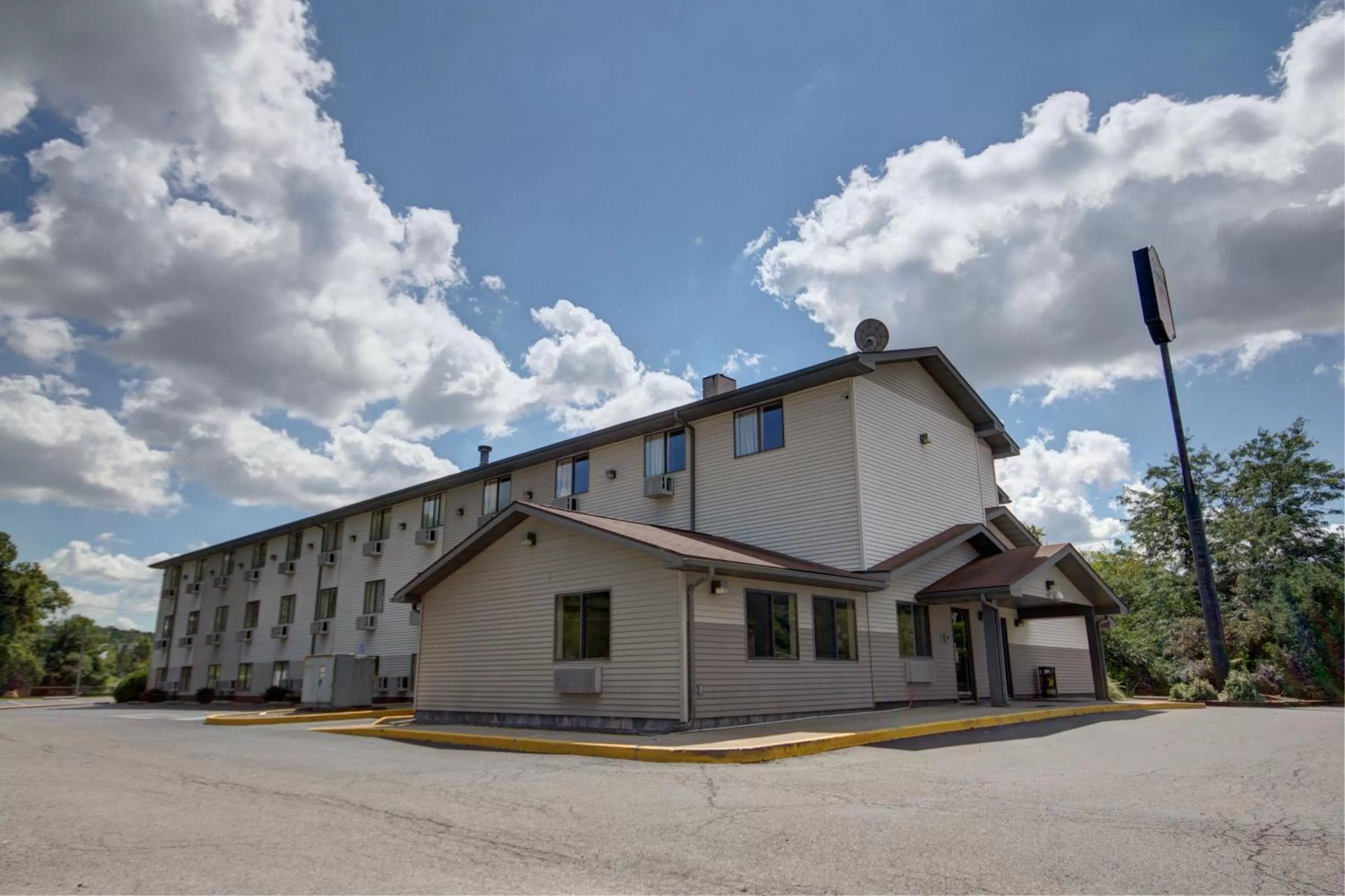 Property building in Super 8 by Wyndham Zanesville
