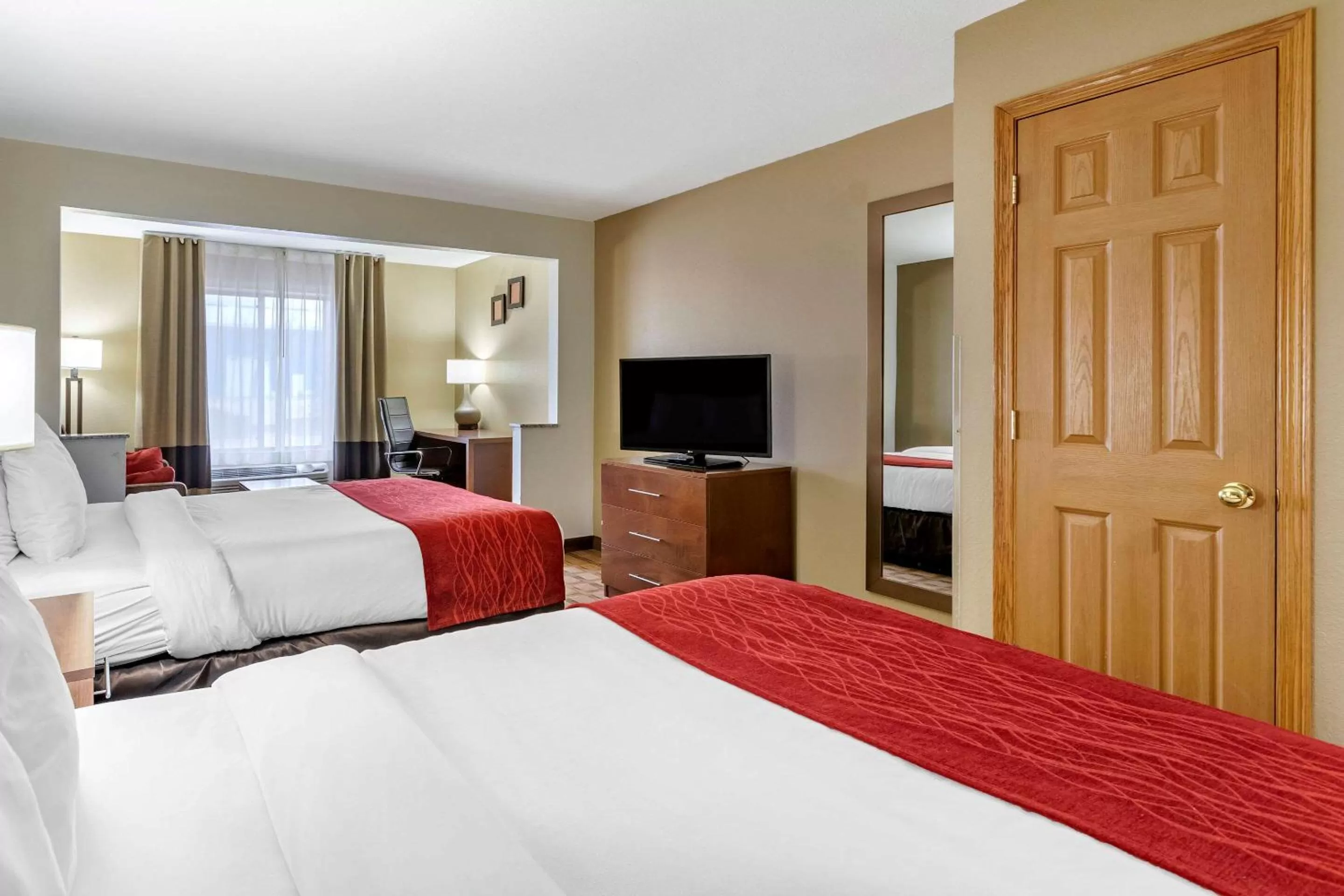 Photo of the whole room, Bed in Comfort Inn & Suites Cedar Rapids North - Collins Road