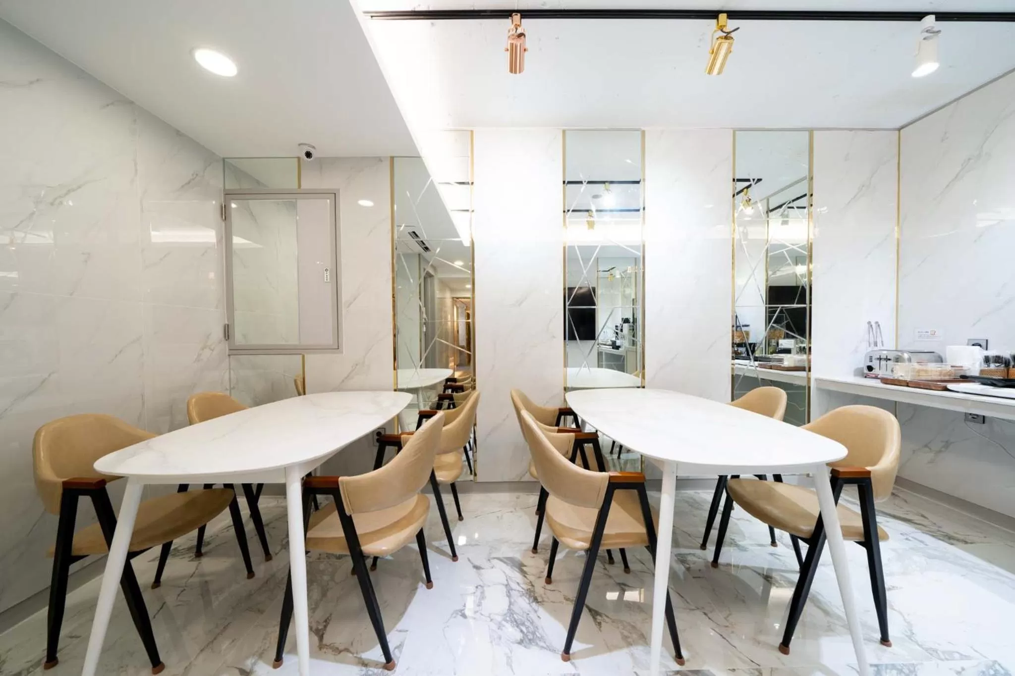 Communal lounge/ TV room in Ytt Hotel