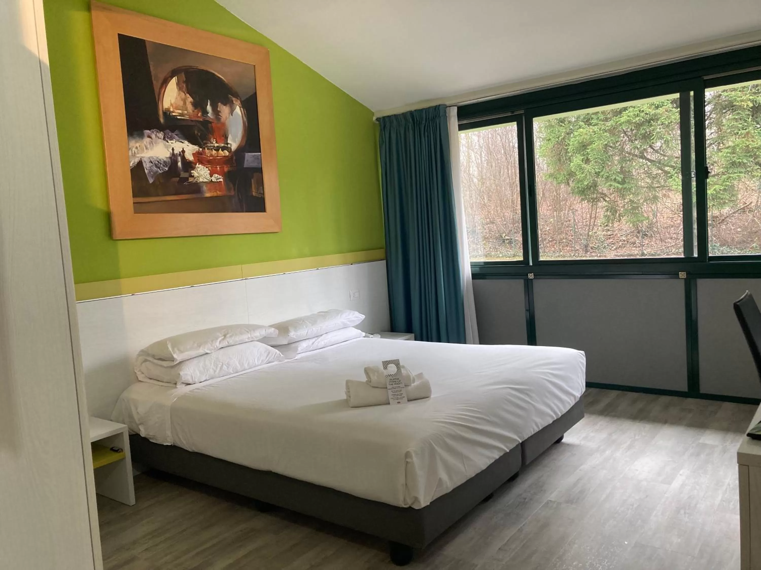 Bedroom, Bed in Green Hotel