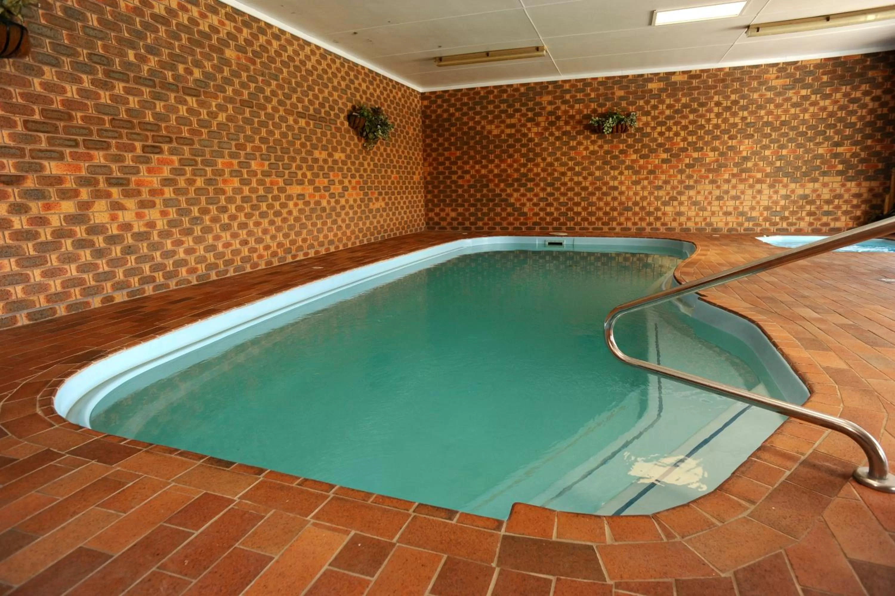 Swimming pool in Horsham Mid City Court Motel