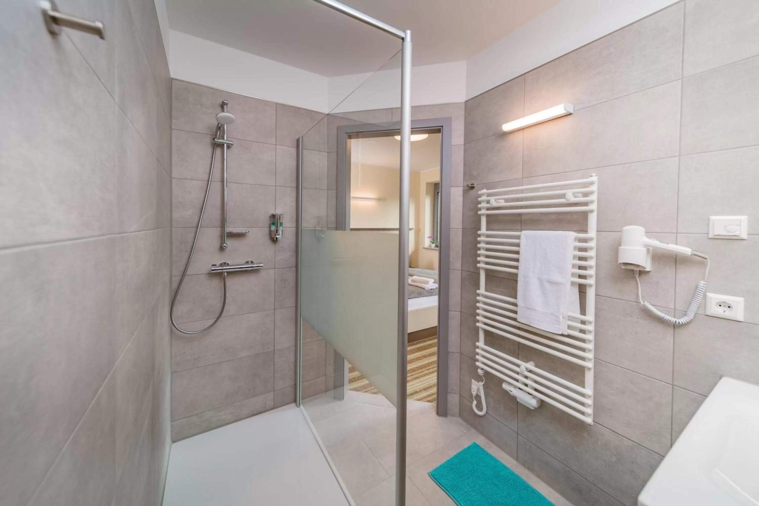 Shower in ELLY Hostel