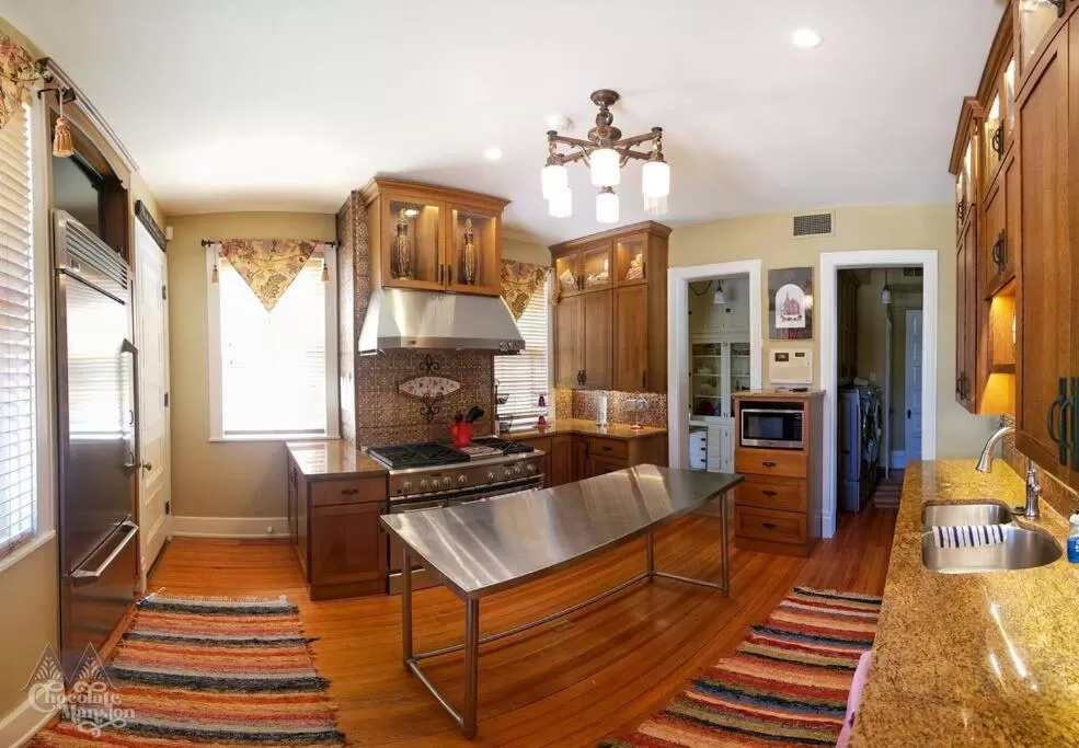 Communal kitchen, Kitchen/Kitchenette in Chocolate Mansion