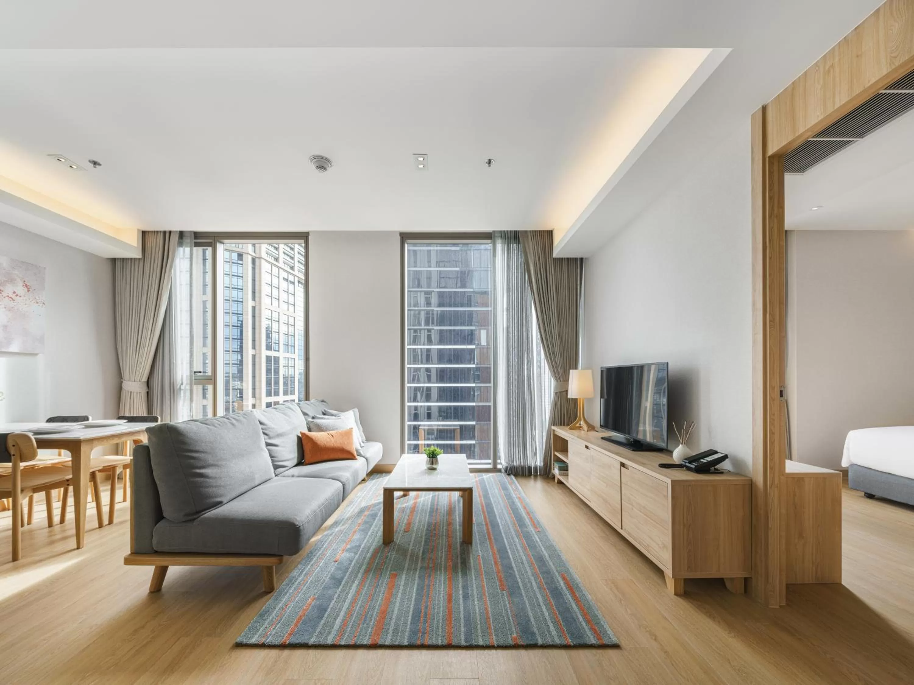 TV and multimedia in Oakwood Suites Bangkok