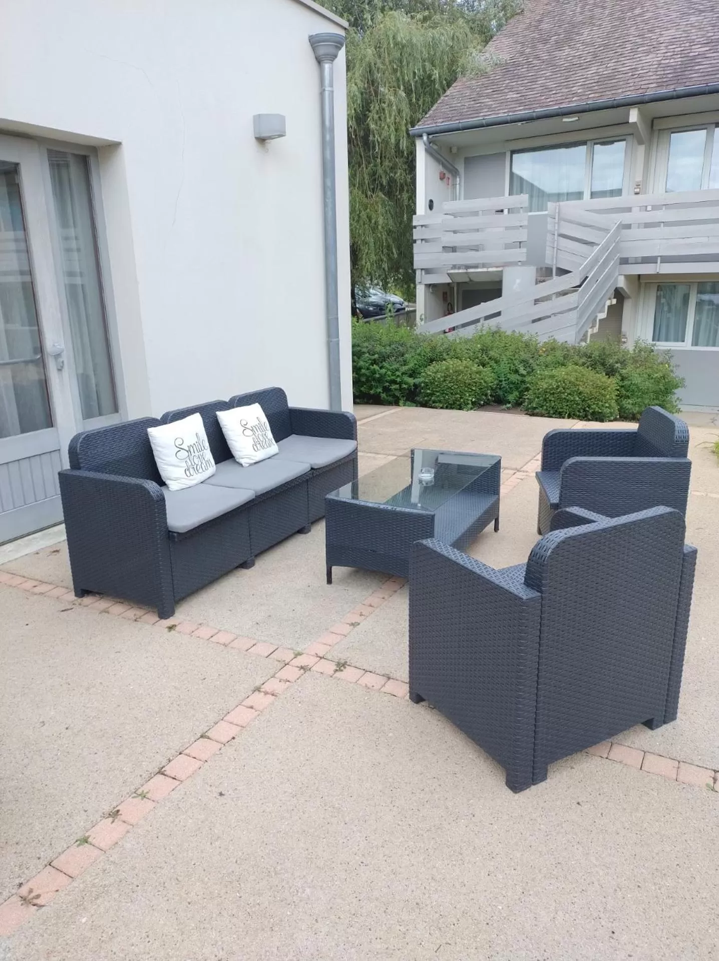 Patio in Hotel Campanile Besançon Nord Ecole Valentin