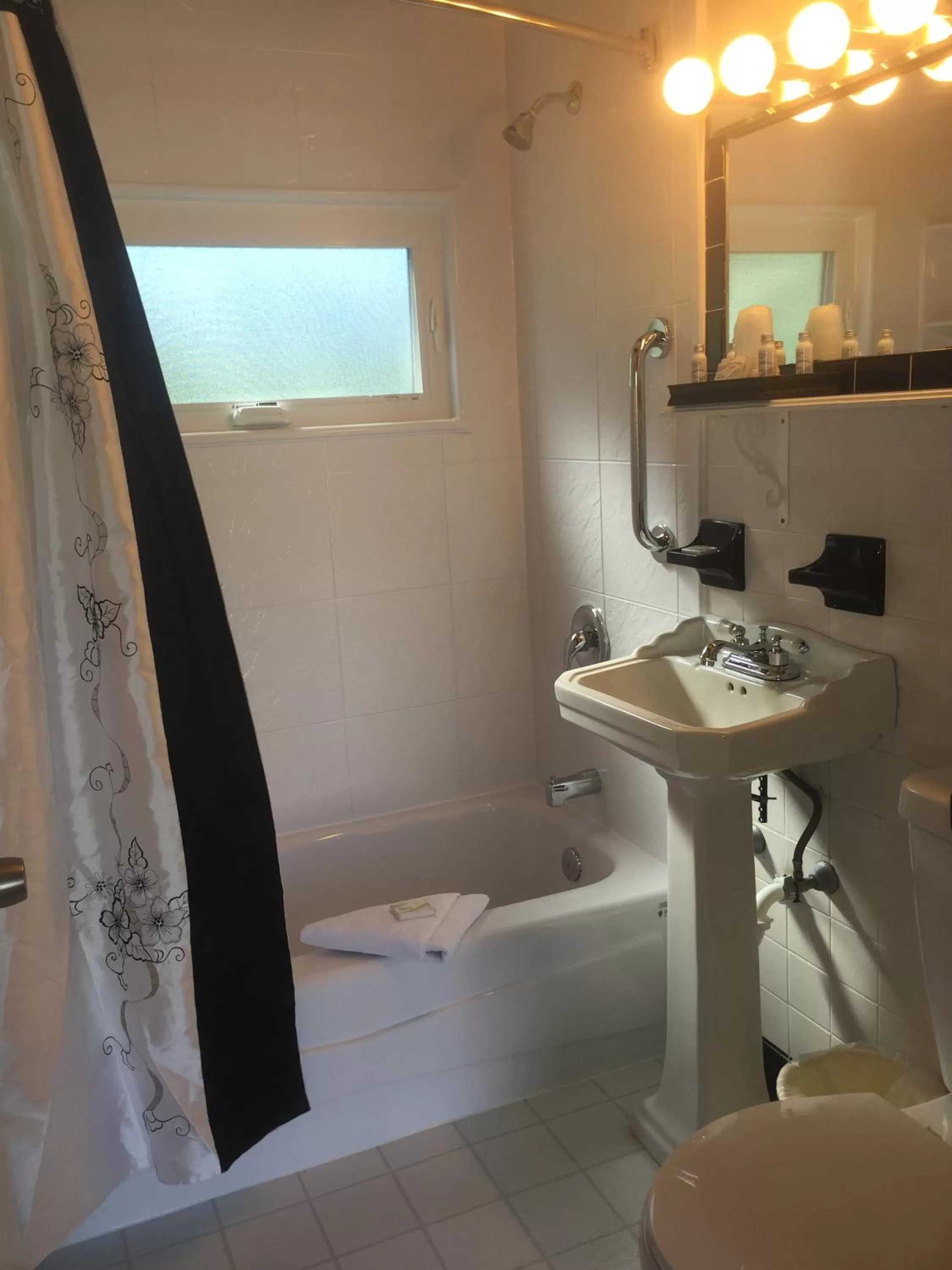 Shower in Claddagh Motel & Suites