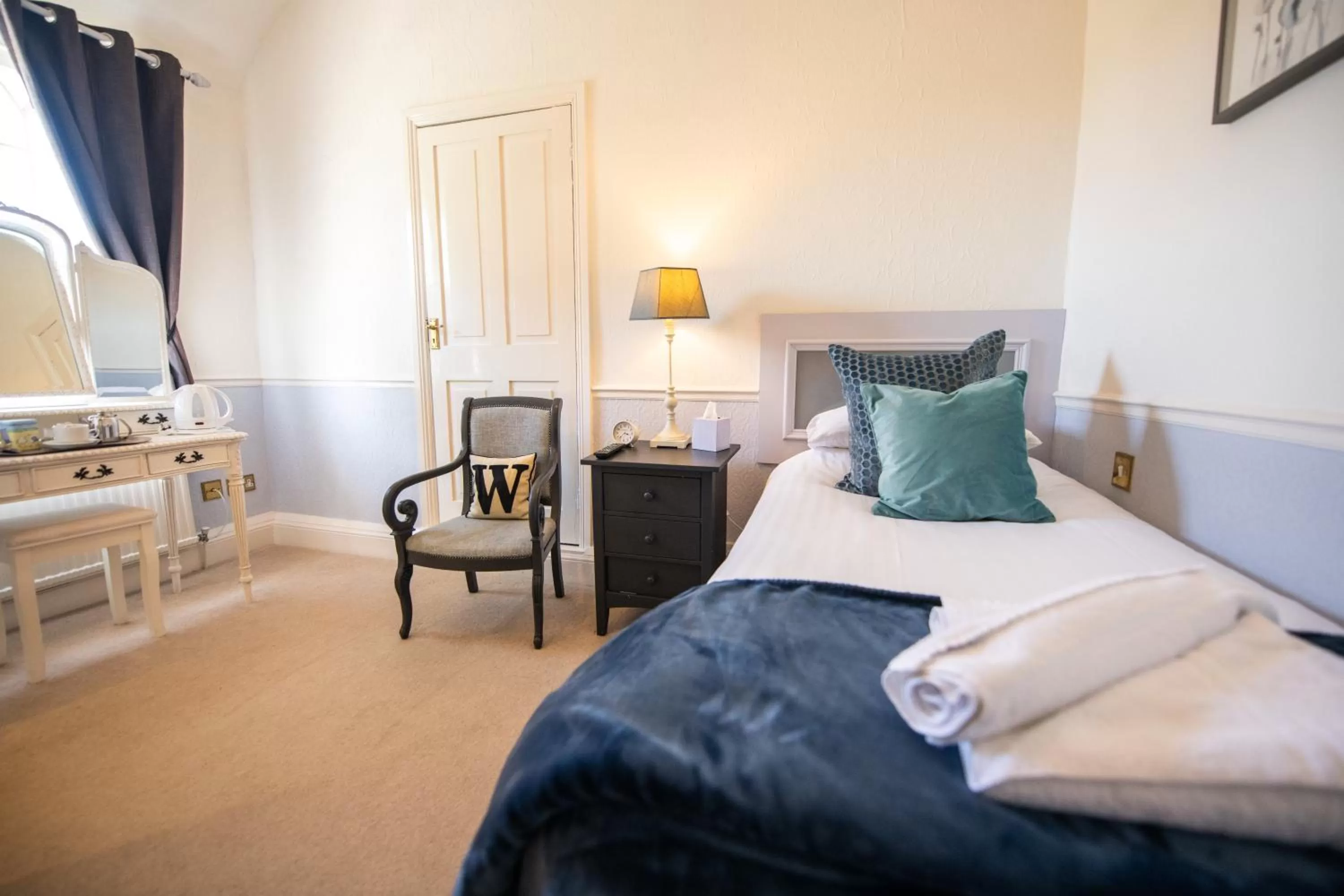 Bedroom, Bed in The Woodlands Hotel