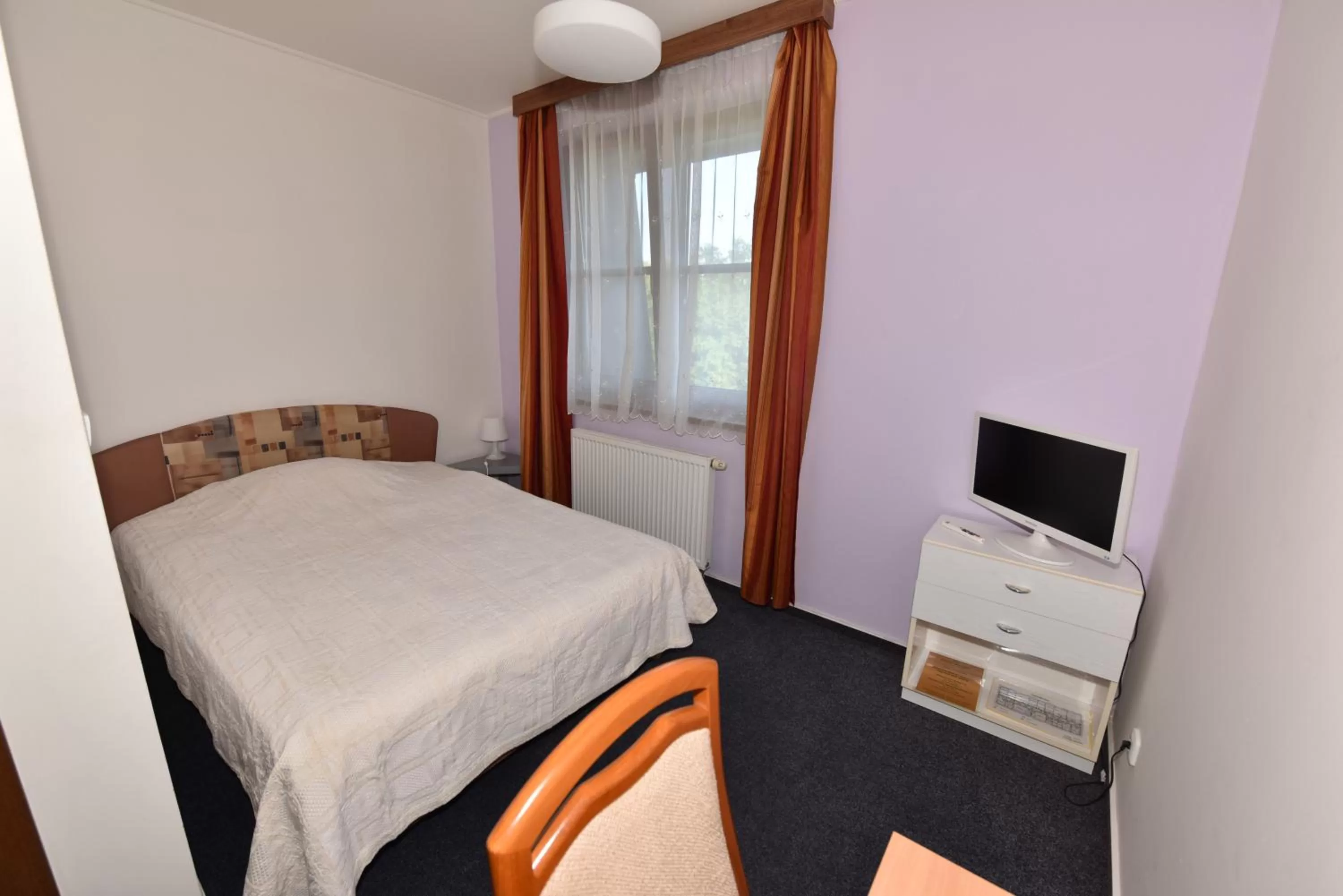 Shower, Bed in Hotel Trilobit