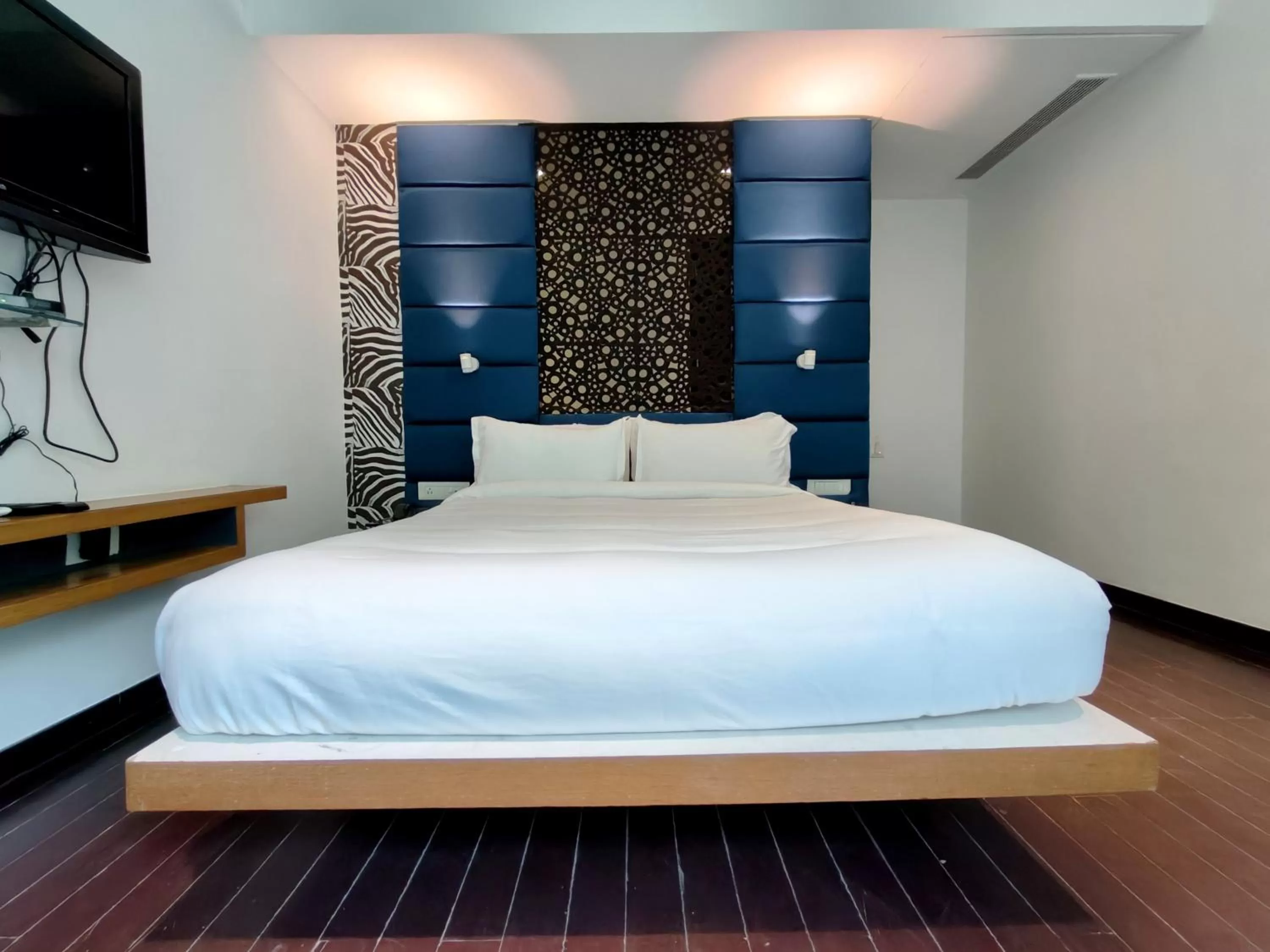 Photo of the whole room, Bed in The Sky Imperial Hotel Yahvi