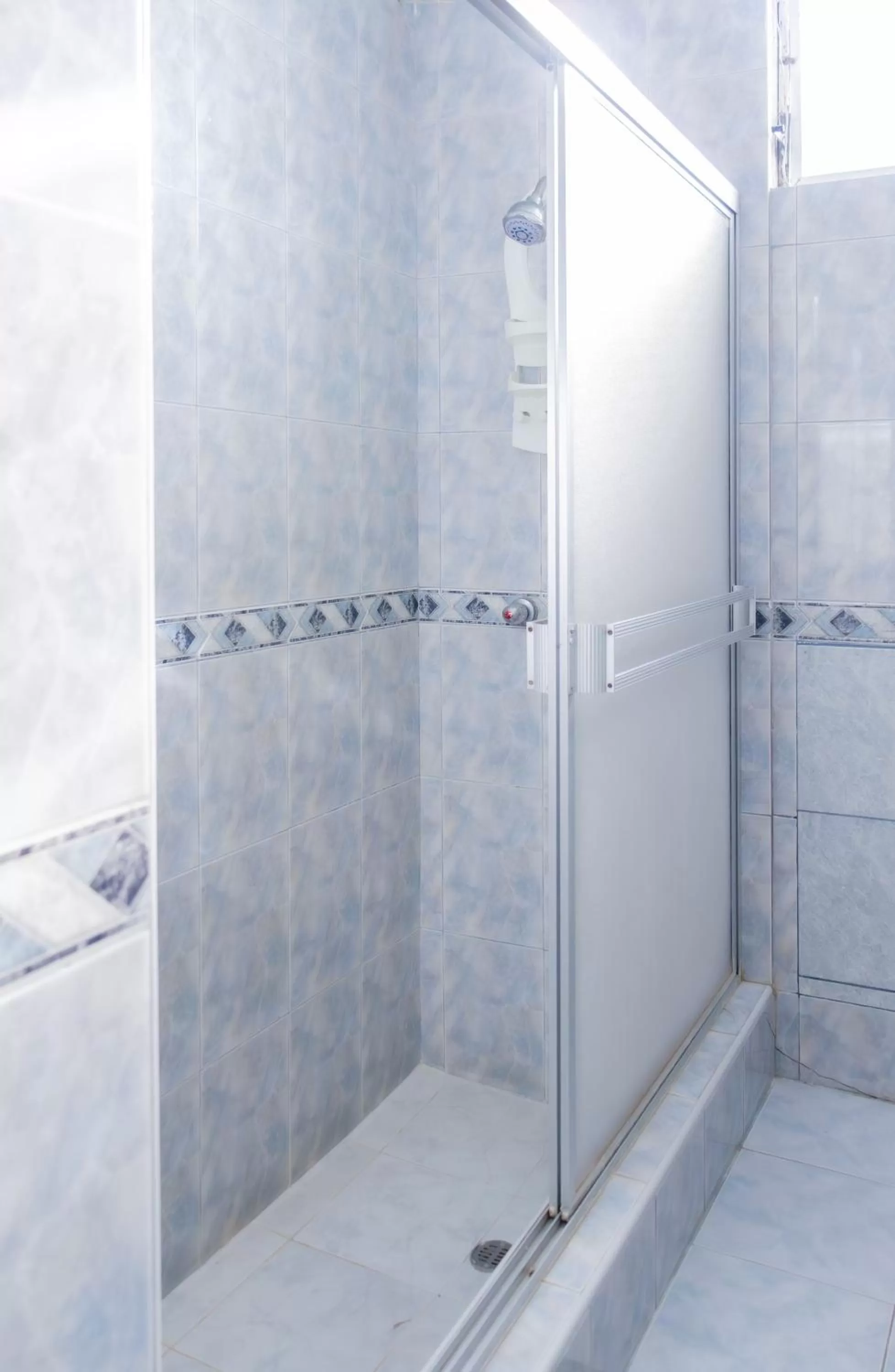 Shower in Hostal Antares