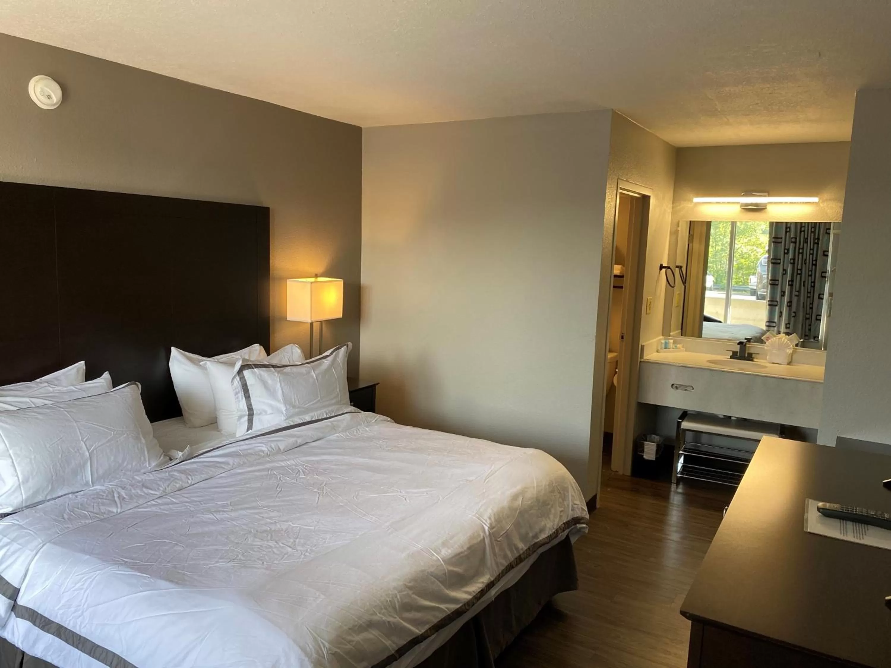 Photo of the whole room, Bed in The Resort at Lake of the Ozarks