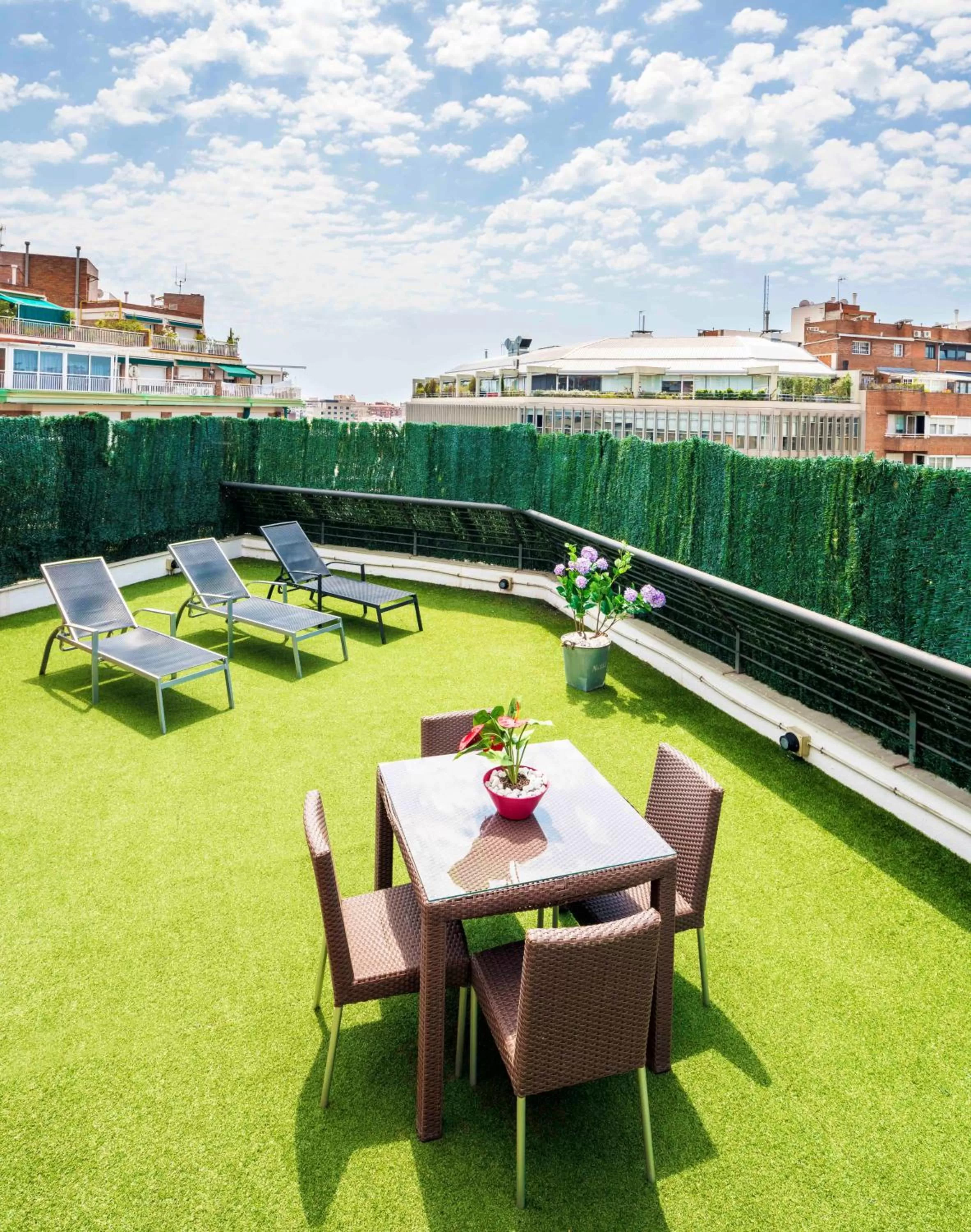 Swimming pool in Ilunion Auditori
