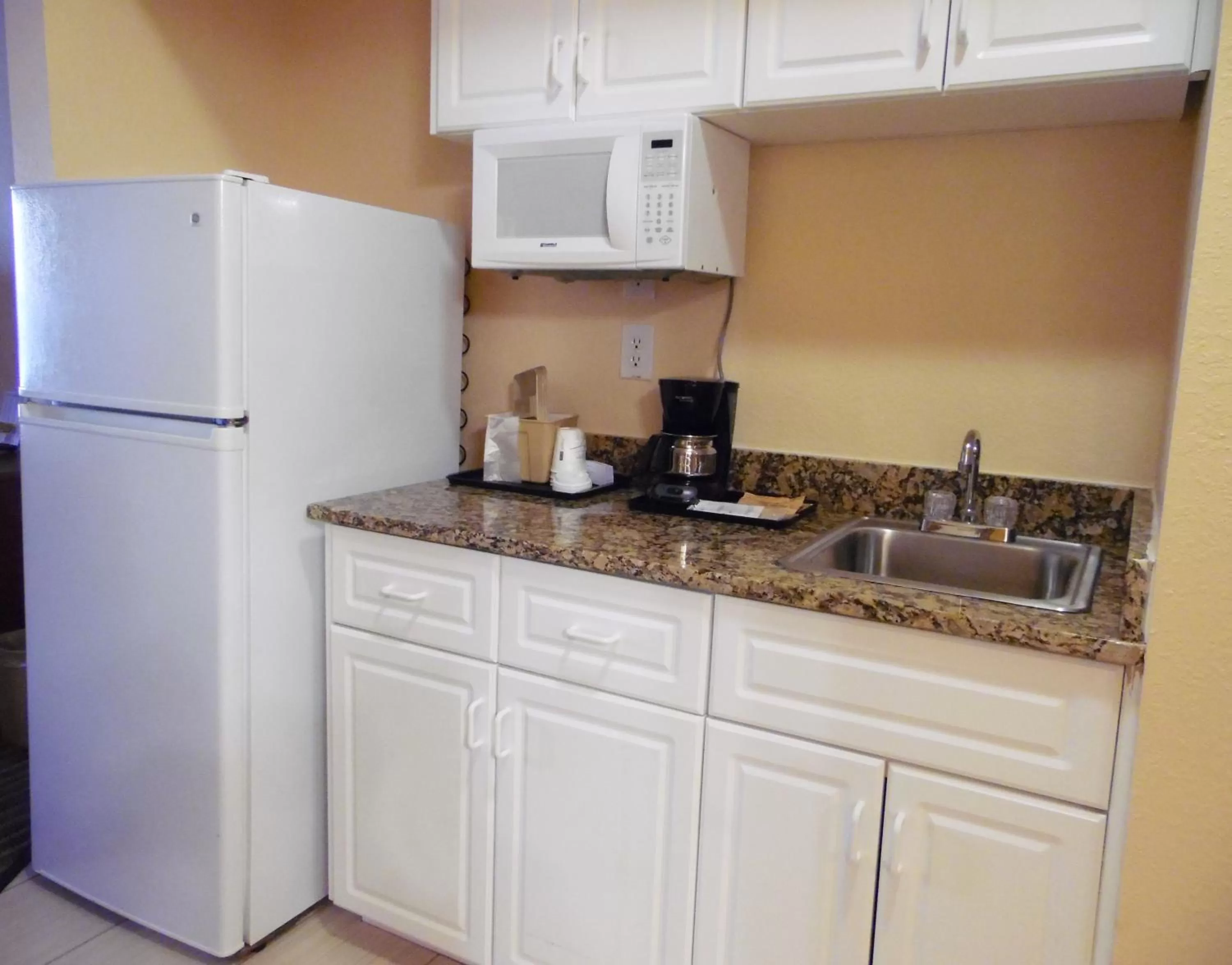 Kitchen or kitchenette in Baymont by Wyndham Augusta Riverwatch