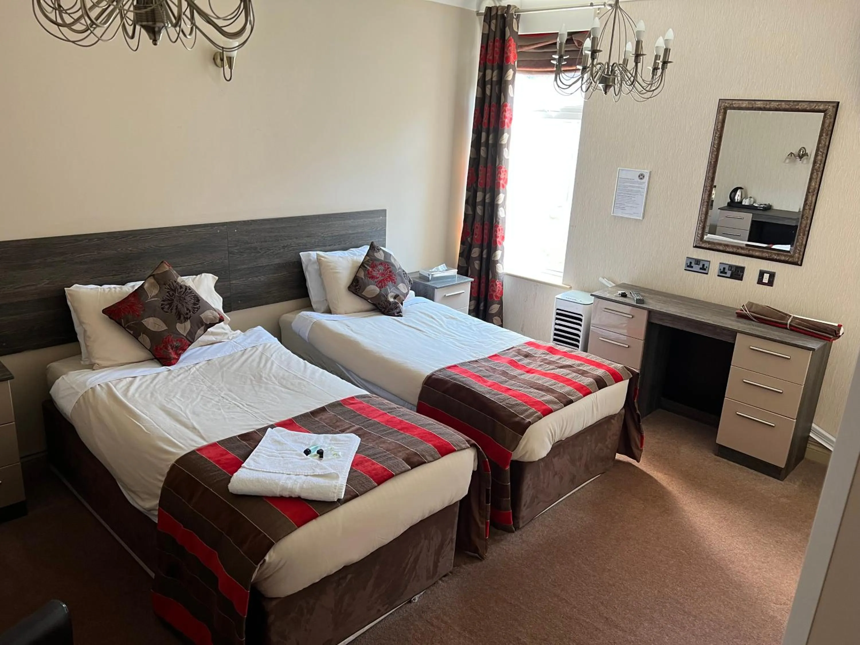 Photo of the whole room in Southport Metro Hotel