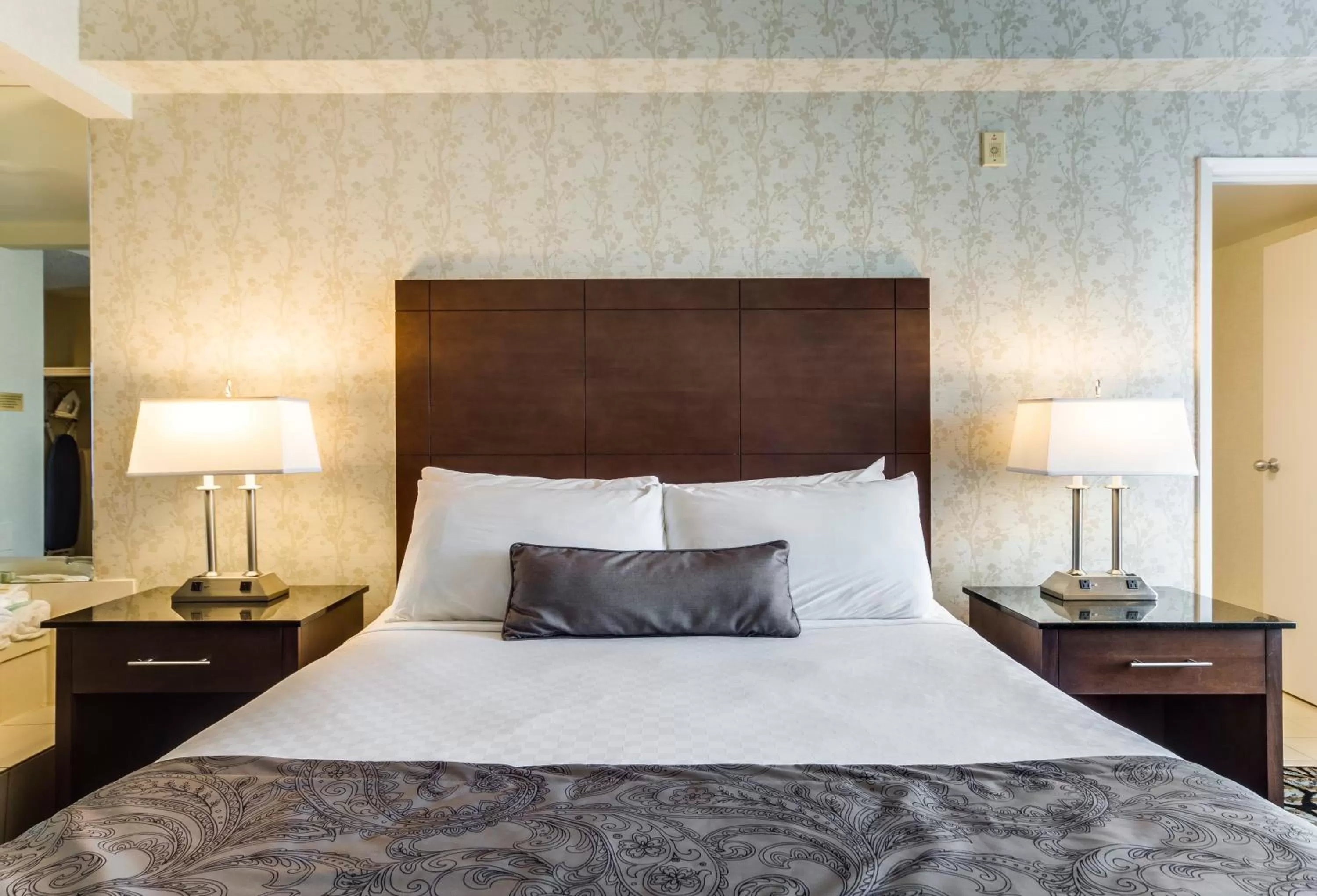 Photo of the whole room, Bed in Monte Carlo Inn Oakville Suites