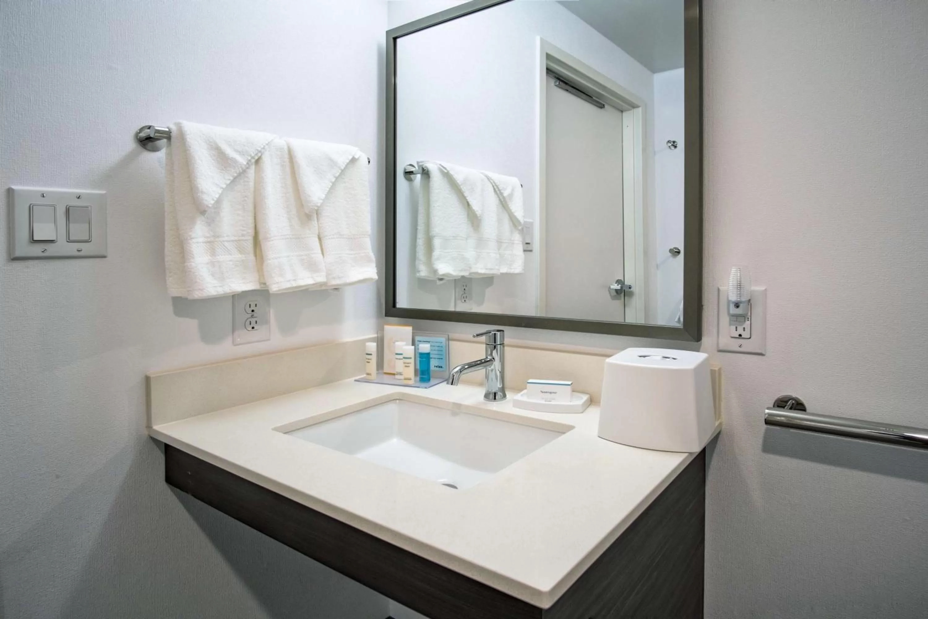 Bathroom in Hampton Inn Oklahoma City/Yukon