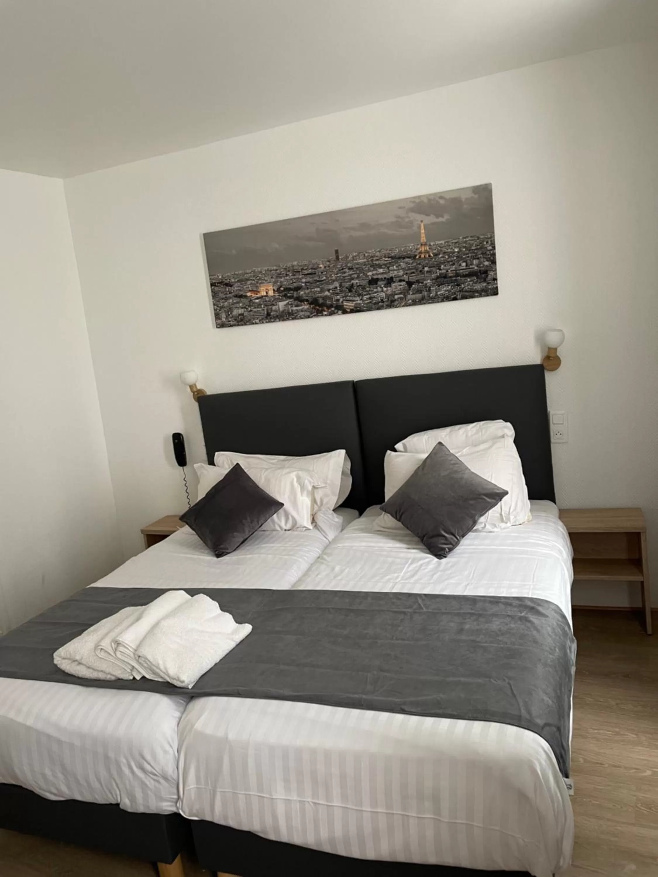 Bed in Hôtel de Bordeaux