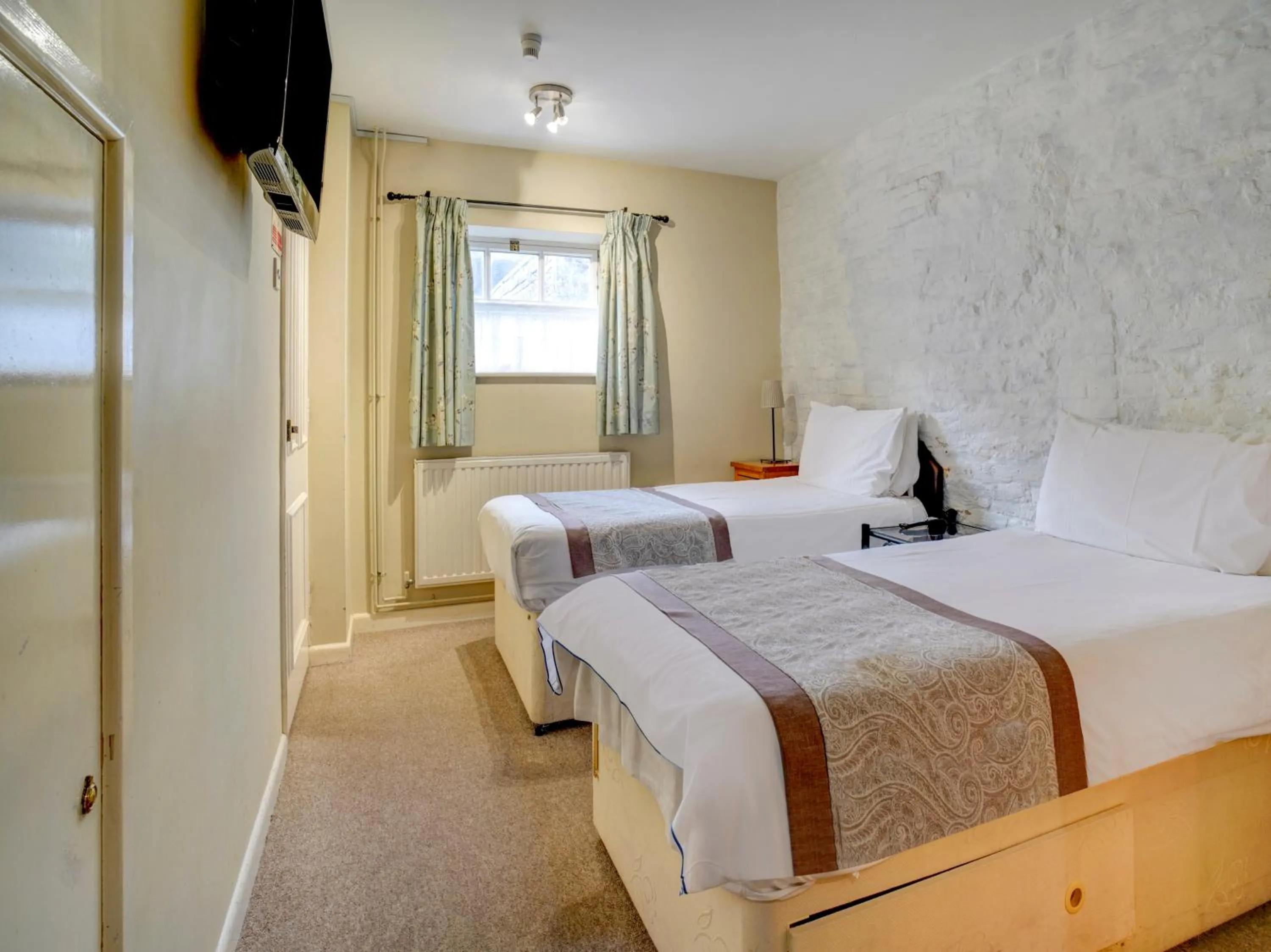 Bedroom, Bed in George & Dragon Inn