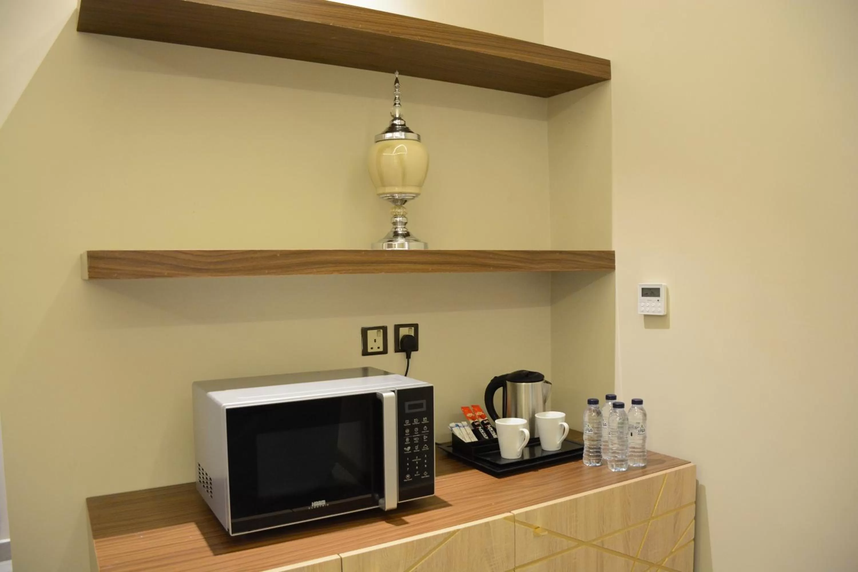 Coffee/tea facilities, TV/Entertainment Center in E1 Hotel