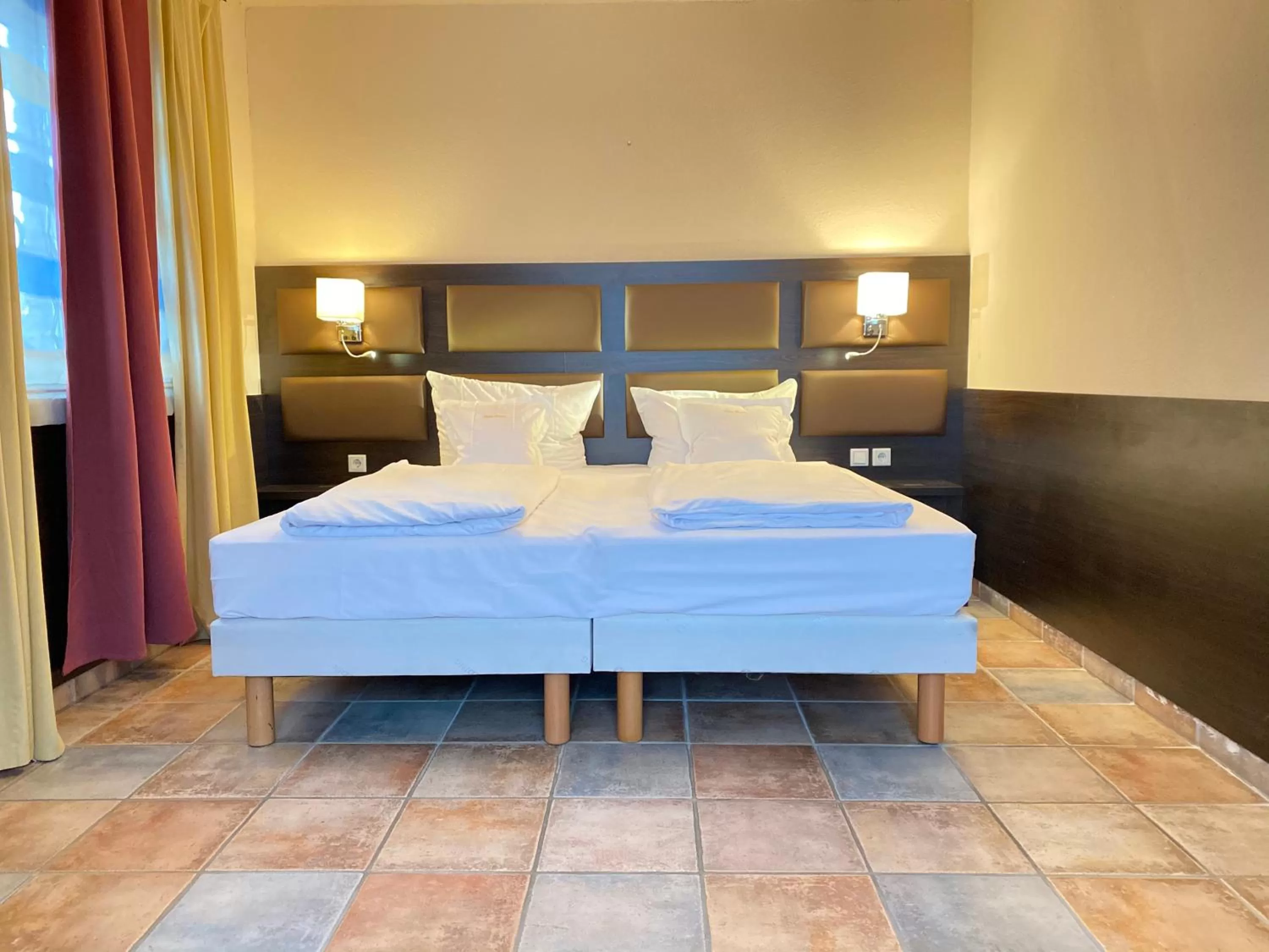 Bed in Vintage Hotel Köln Pulheim - Kostenlose Parkplätze