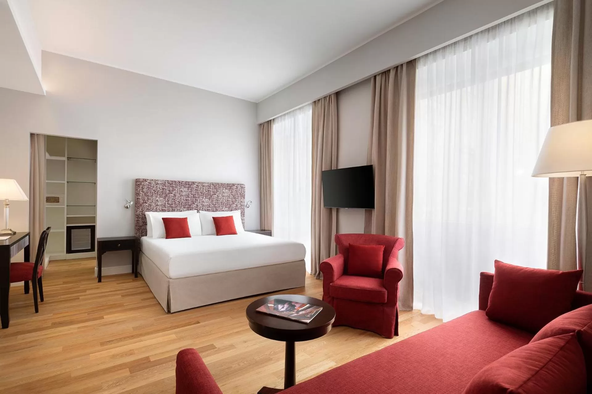 Bedroom, Bed in Sina De La Ville