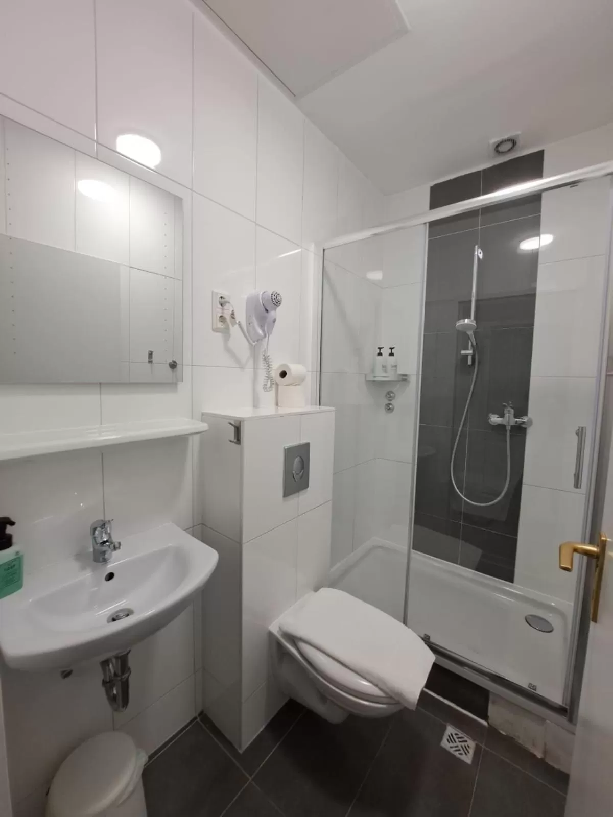 Shower in Hotel Tempelhof - City-Messe-Arena