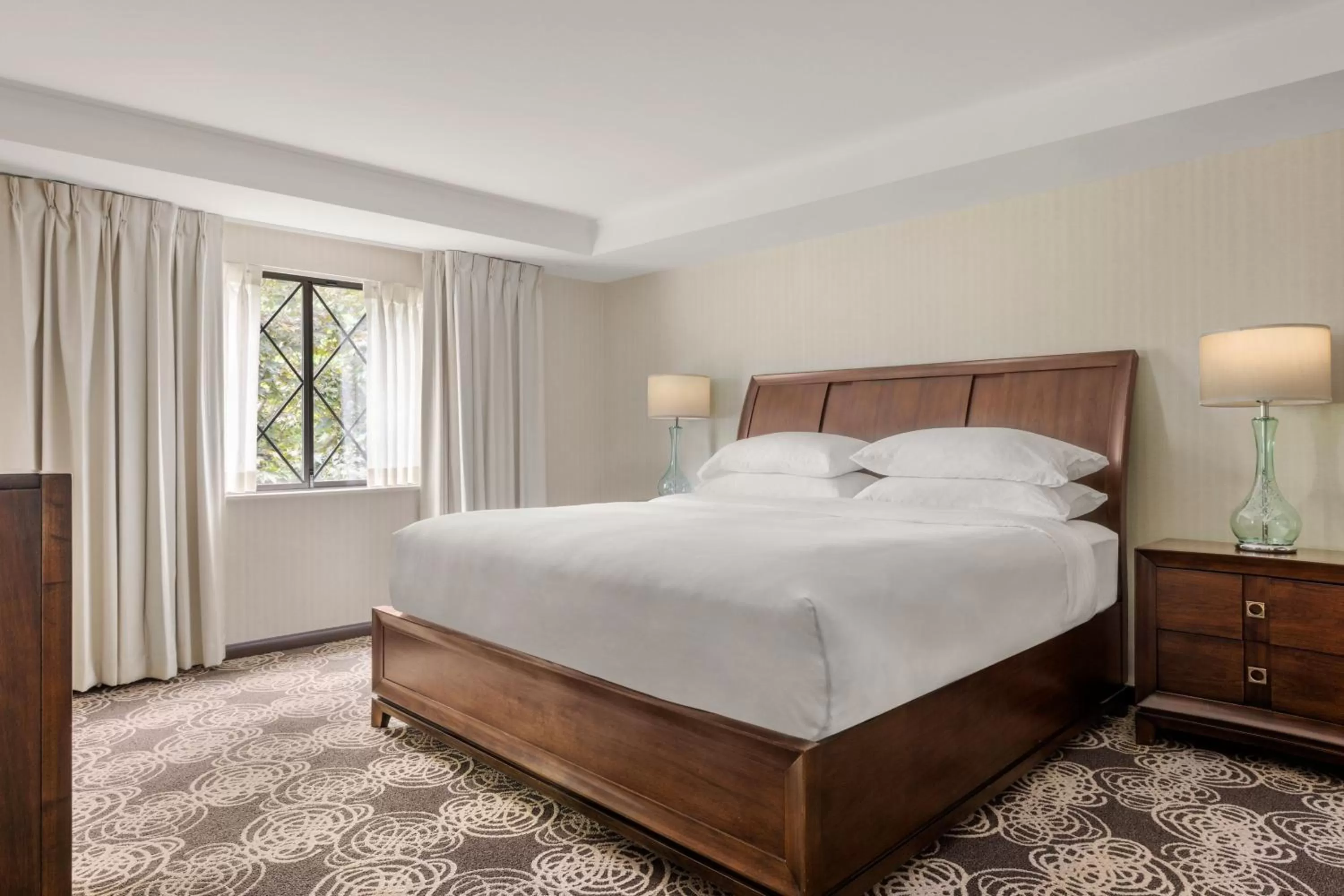 Photo of the whole room, Bed in Sheraton Nashua